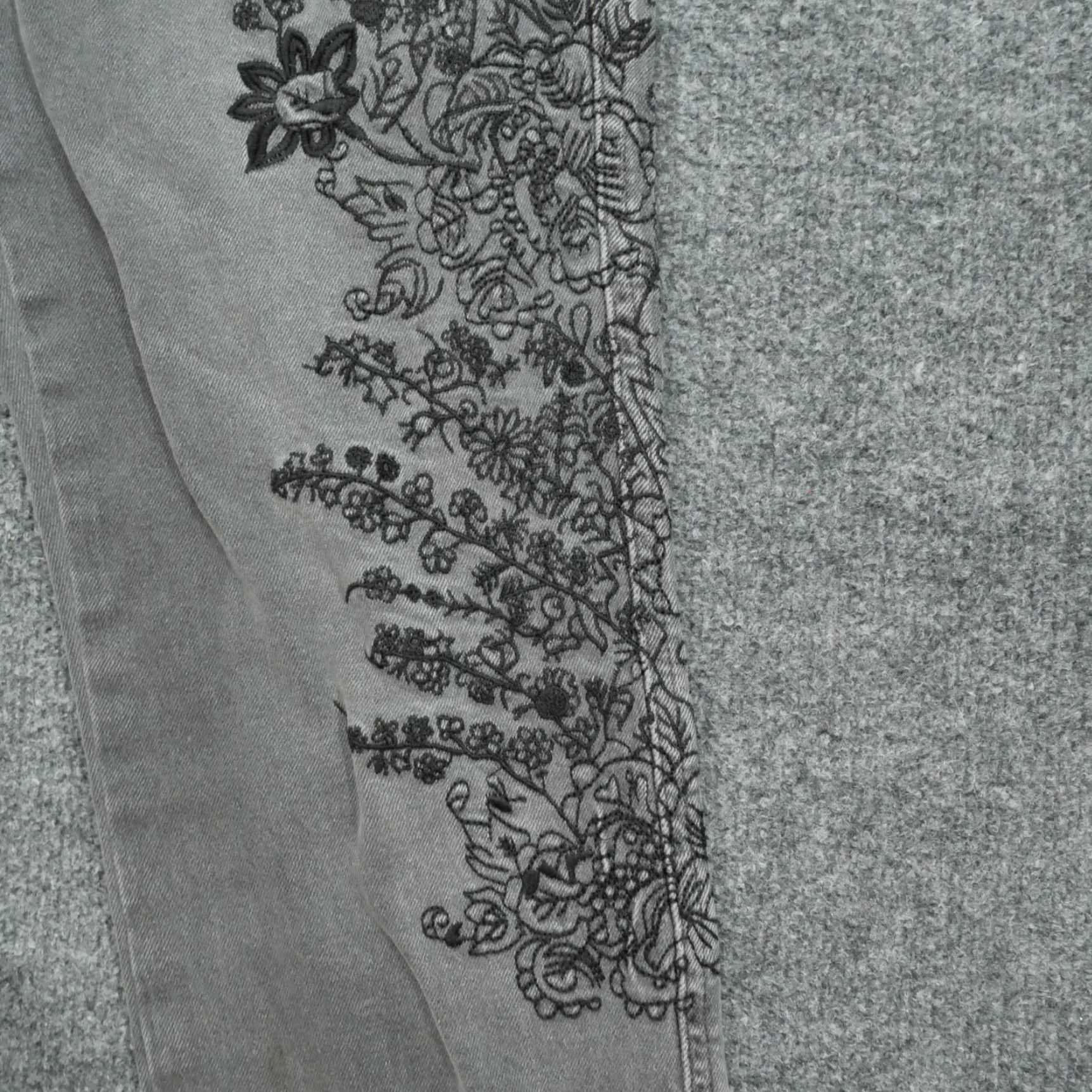 Free People Free People Jeans Womens 26 Grey Embroidery Flowers Raw Hem We The Free Size 26" / US 2 / IT 38 - 3 Thumbnail