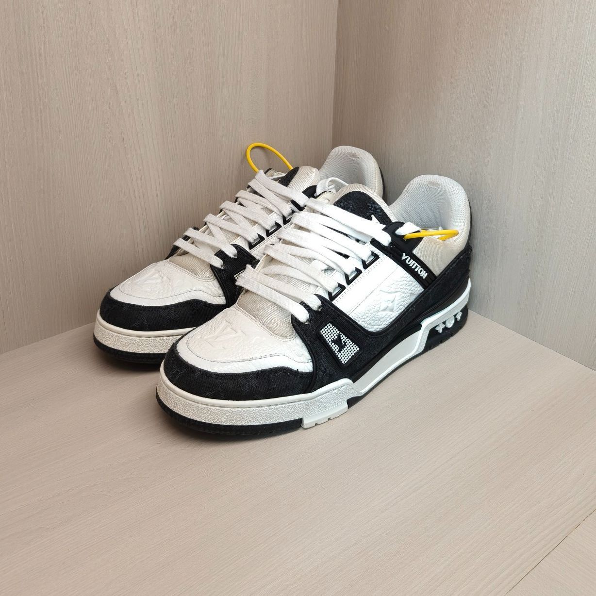 Louis Vuitton Louis Vuitton Trainer Low Top Sneakers Size 41 Size US 8 / EU 41 - 1 Thumbnail