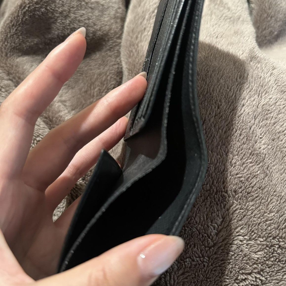 Louis Vuitton Louis Vuitton Men’s Bifold Taiga Black Leather Wallet Size ONE SIZE - 5 Thumbnail