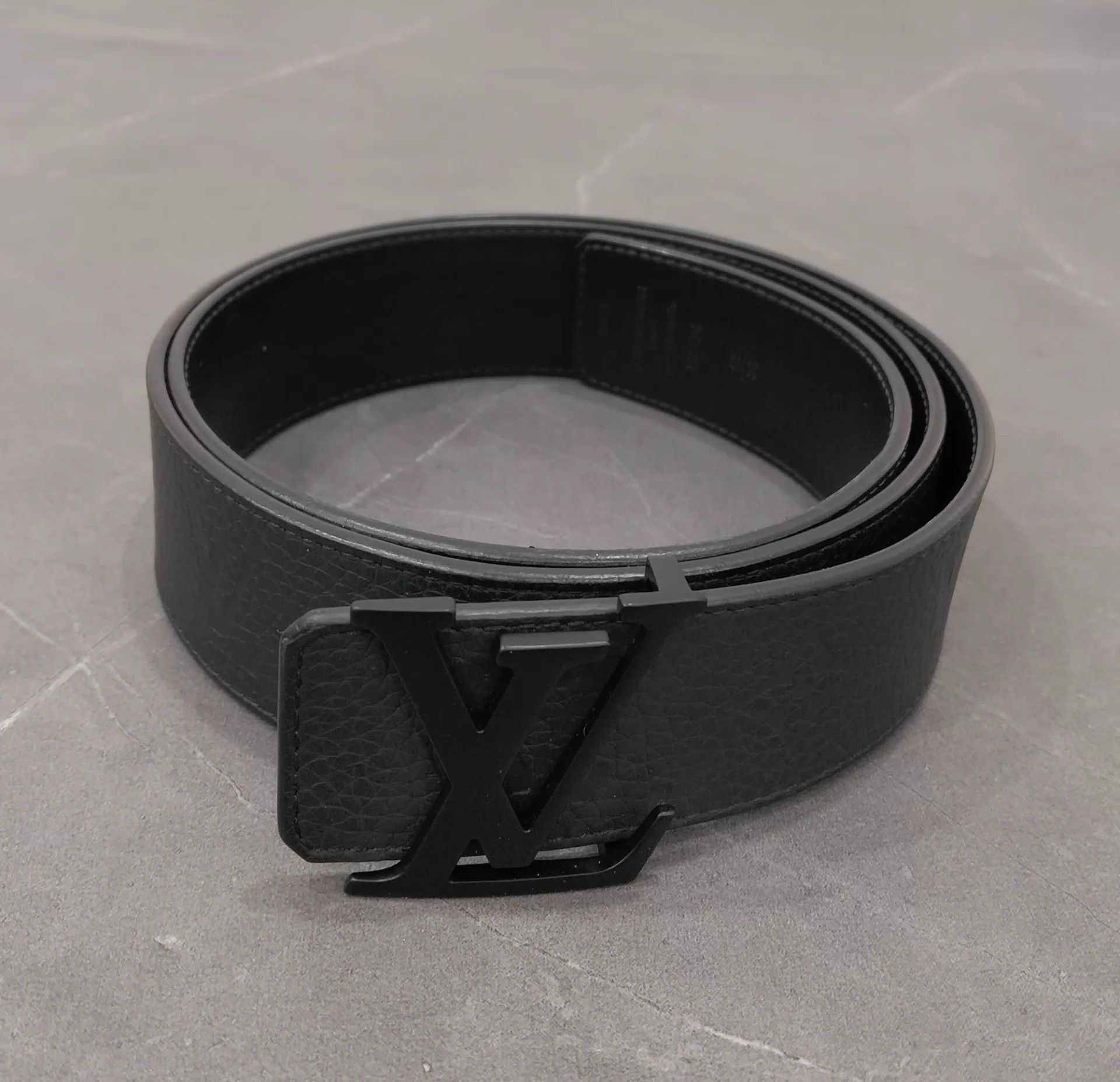 Louis Vuitton Gray Leather Belt with Logo Buckle Size ONE SIZE - 1 Thumbnail