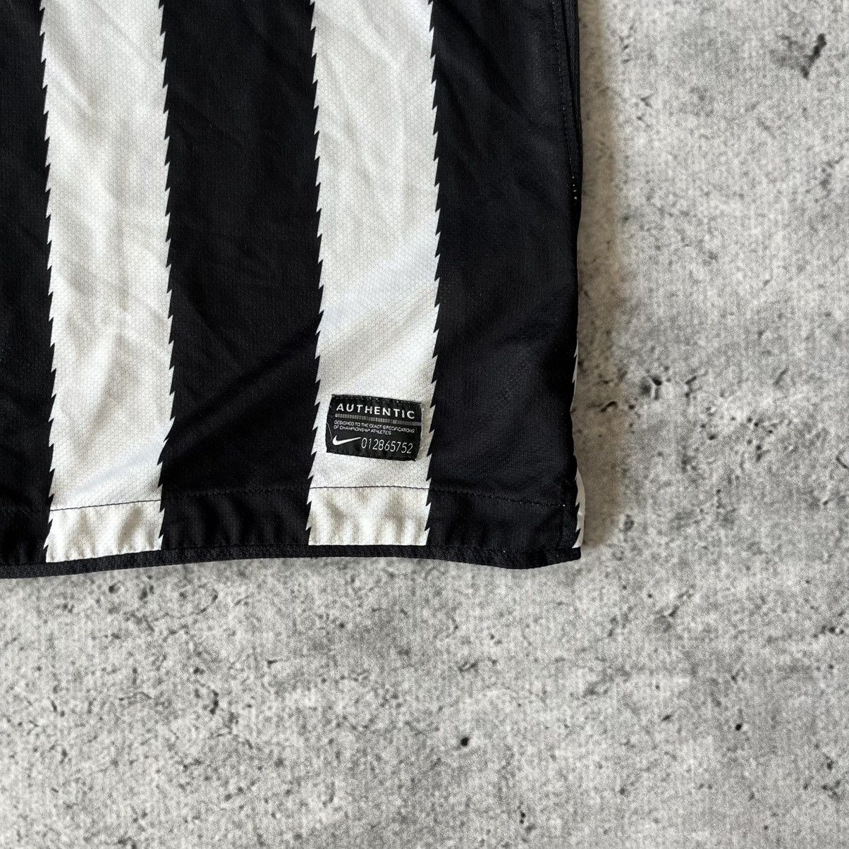 Nike Juventus Nike home jersey M 2010-2011 retro Size US M / EU 48-50 / 2 - 5 Thumbnail