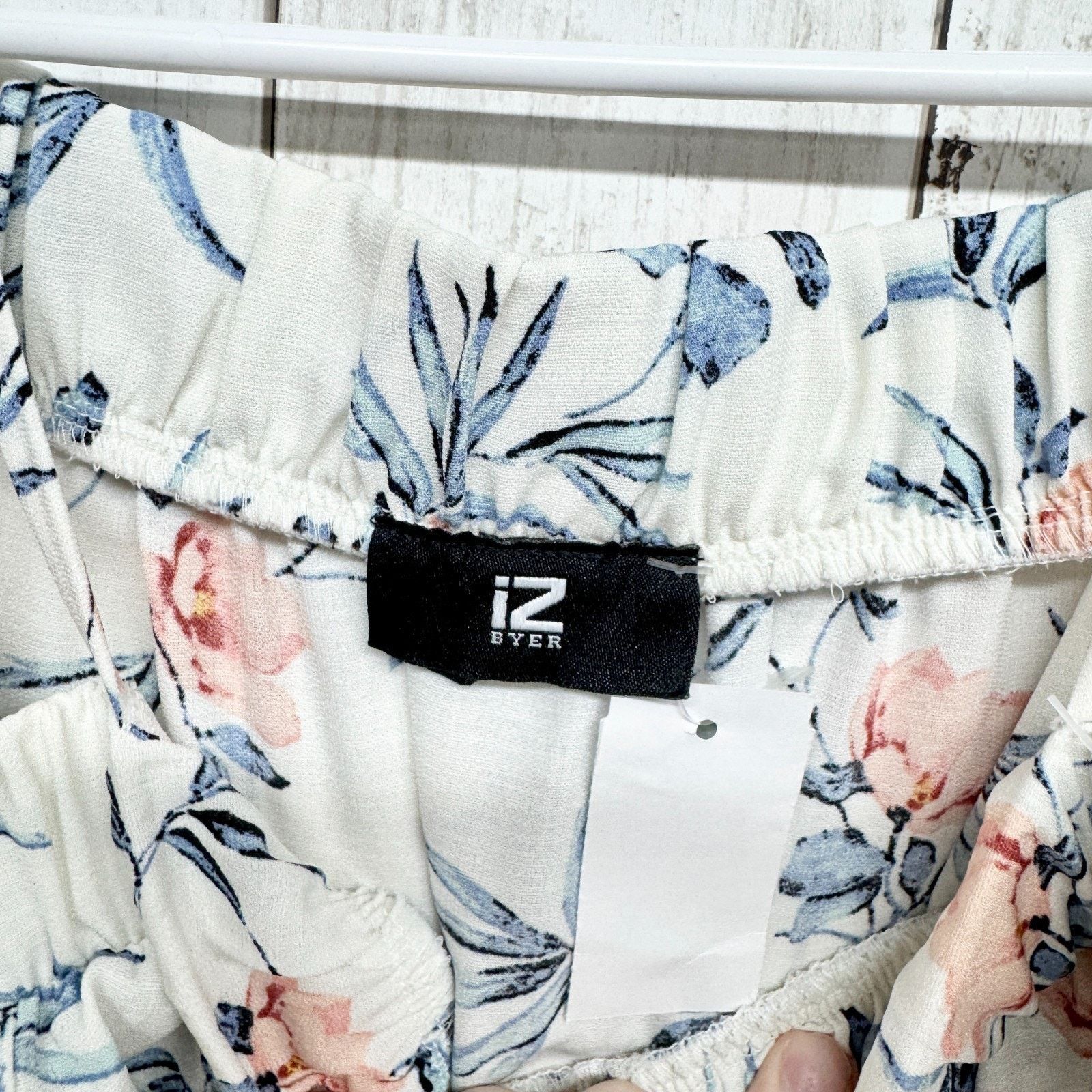 Other iz Byer Blouse Size Medium Button Front Off Shoulder Floral Size M / US 6-8 / IT 42-44 - 3 Thumbnail