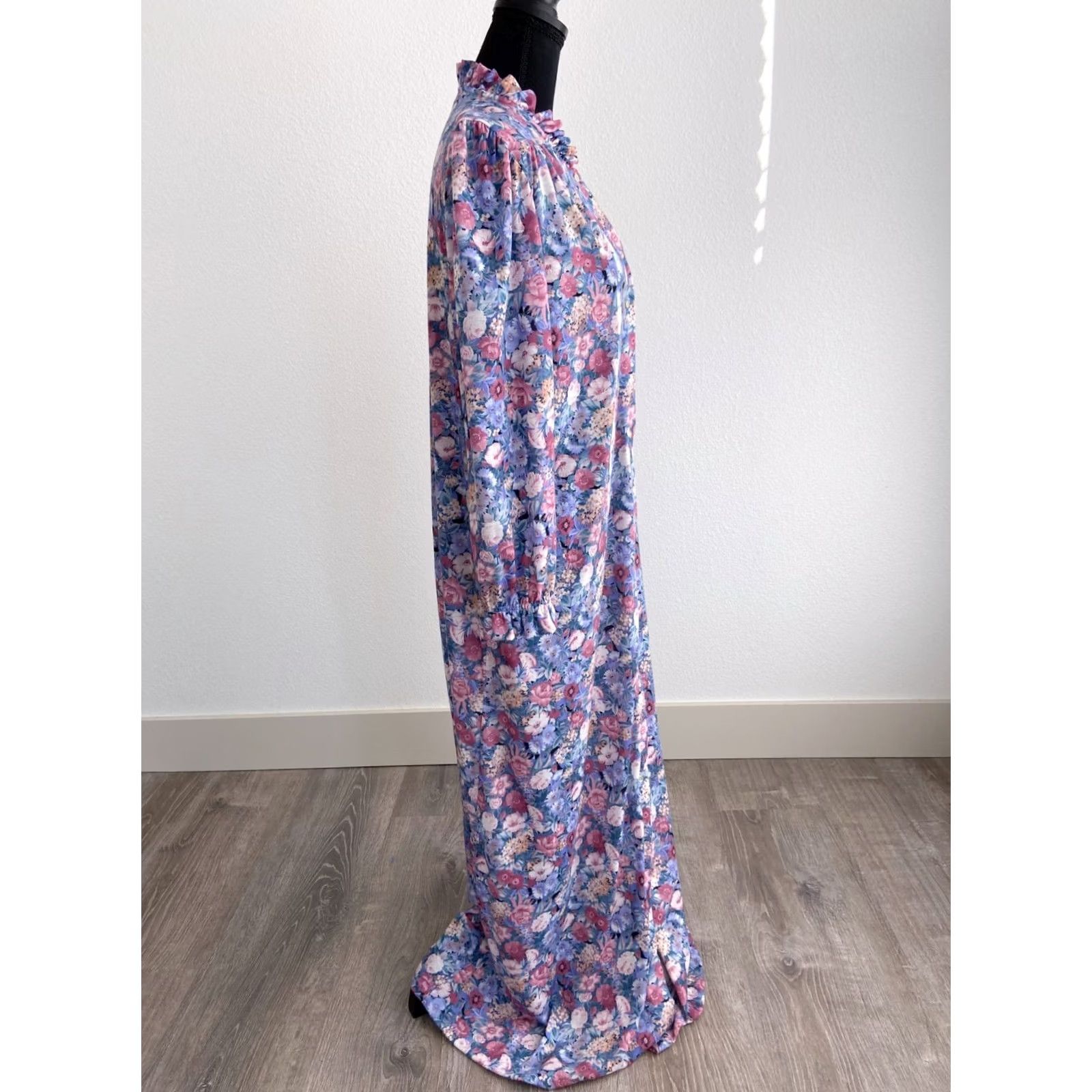 Vintage VINTAGE Lorraine Robe Nightgown Purple Floral One Size Satin Polyester Snap Housecoat Womens Size ONE SIZE - 3 Thumbnail