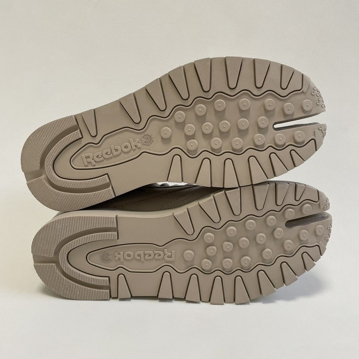 Maison Margiela × Reebok Beige Leather ‘Project 0 CL’ Tabi Sneakers Size US 10 / IT 40 - 15 Thumbnail