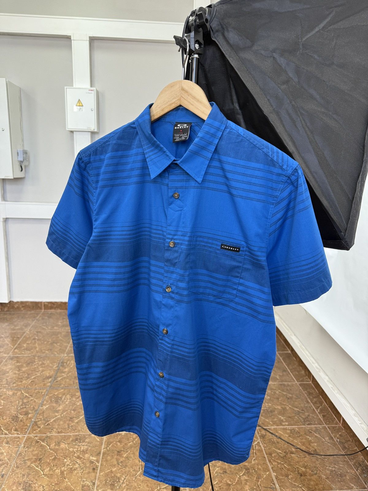 Oakley 🇺🇸 Vintage 90s Oakley Regular Fit Shirt Retro Y2K Hype Size US M / EU 48-50 / 2 - 1 Thumbnail