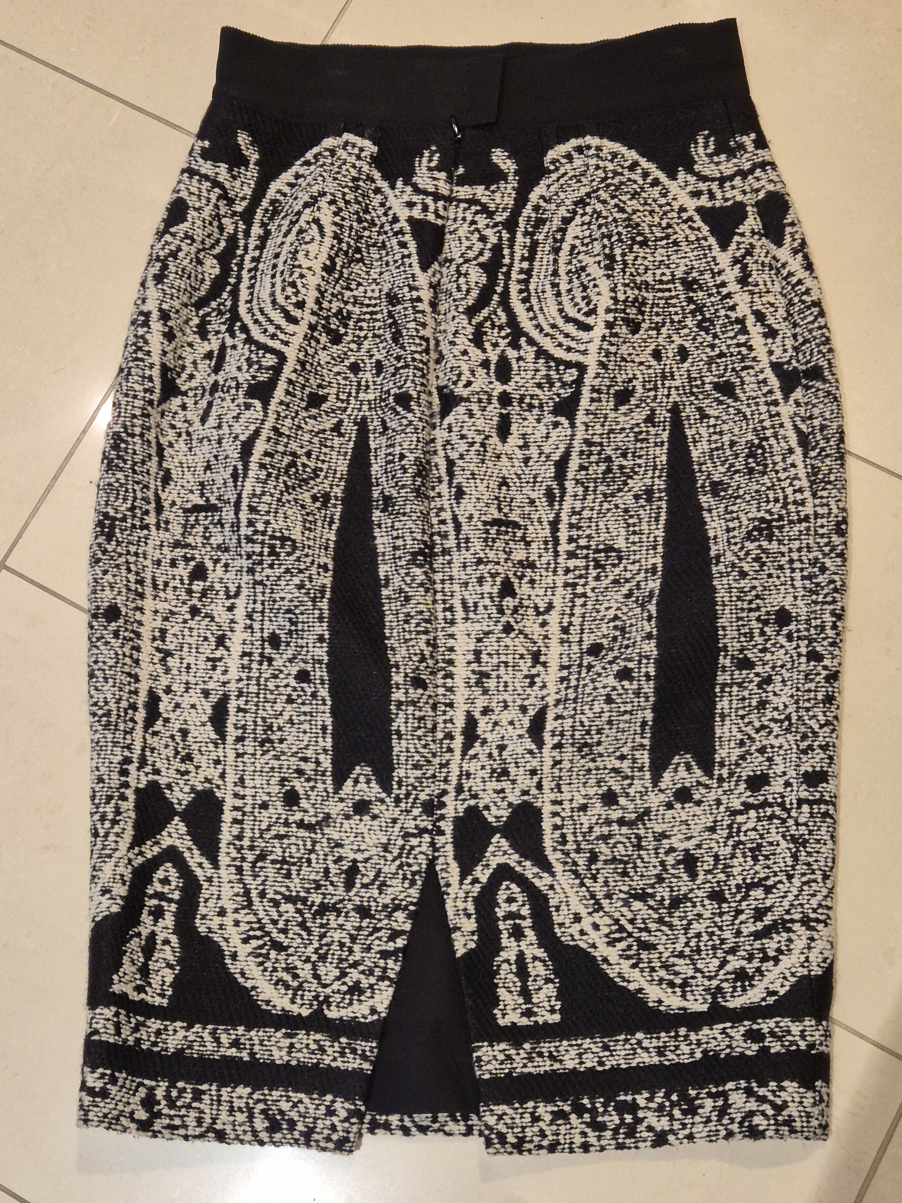 Giambattista Valli Woollen paisley design straight skirt Size 27" / US 4 / IT 40 - 2 Thumbnail