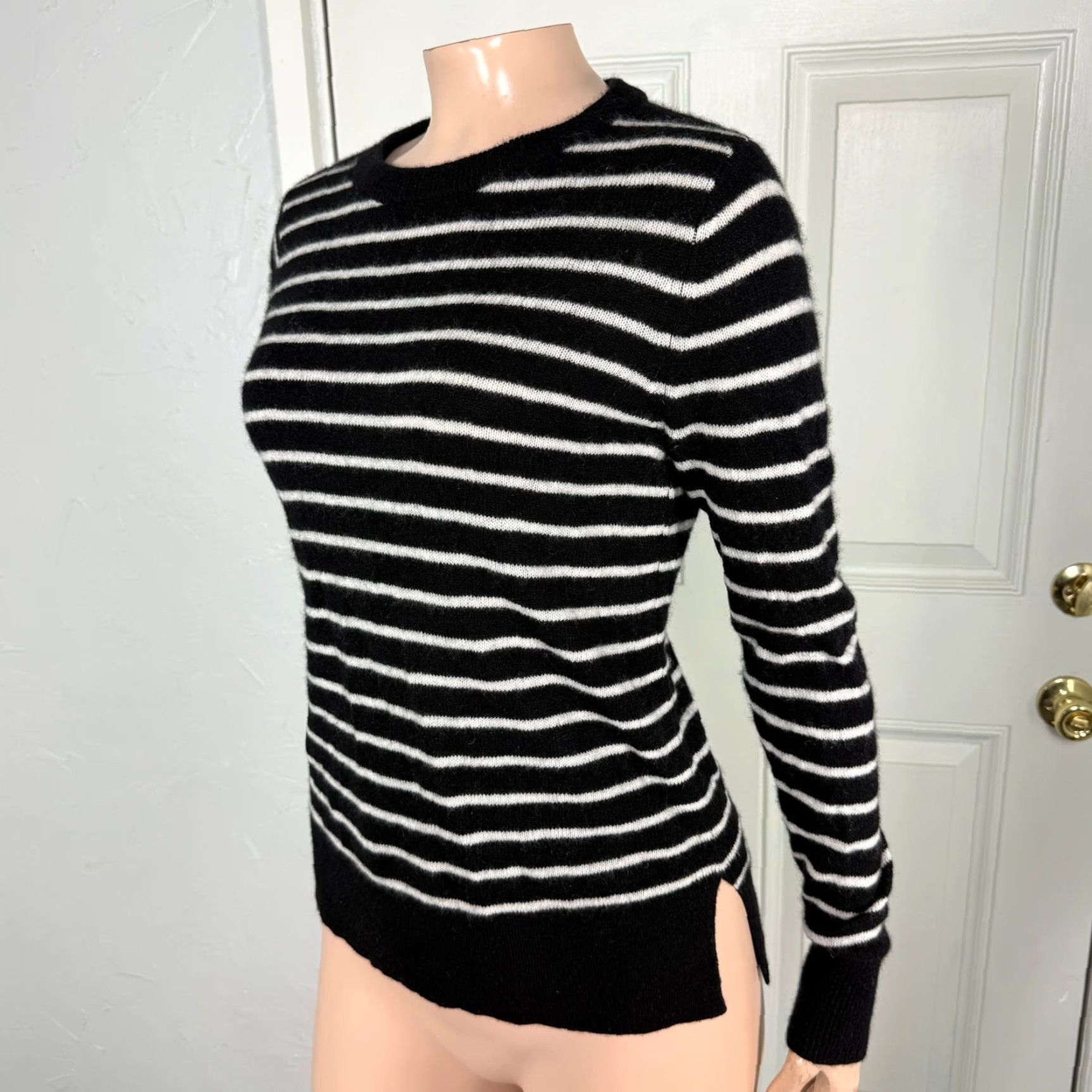 Vintage Halogen Women's Sweater XS Cashmere Pullover Stripe Knit Crew Neck L/S J3-11 Size XS / US 0-2 / IT 36-38 - 2 Thumbnail