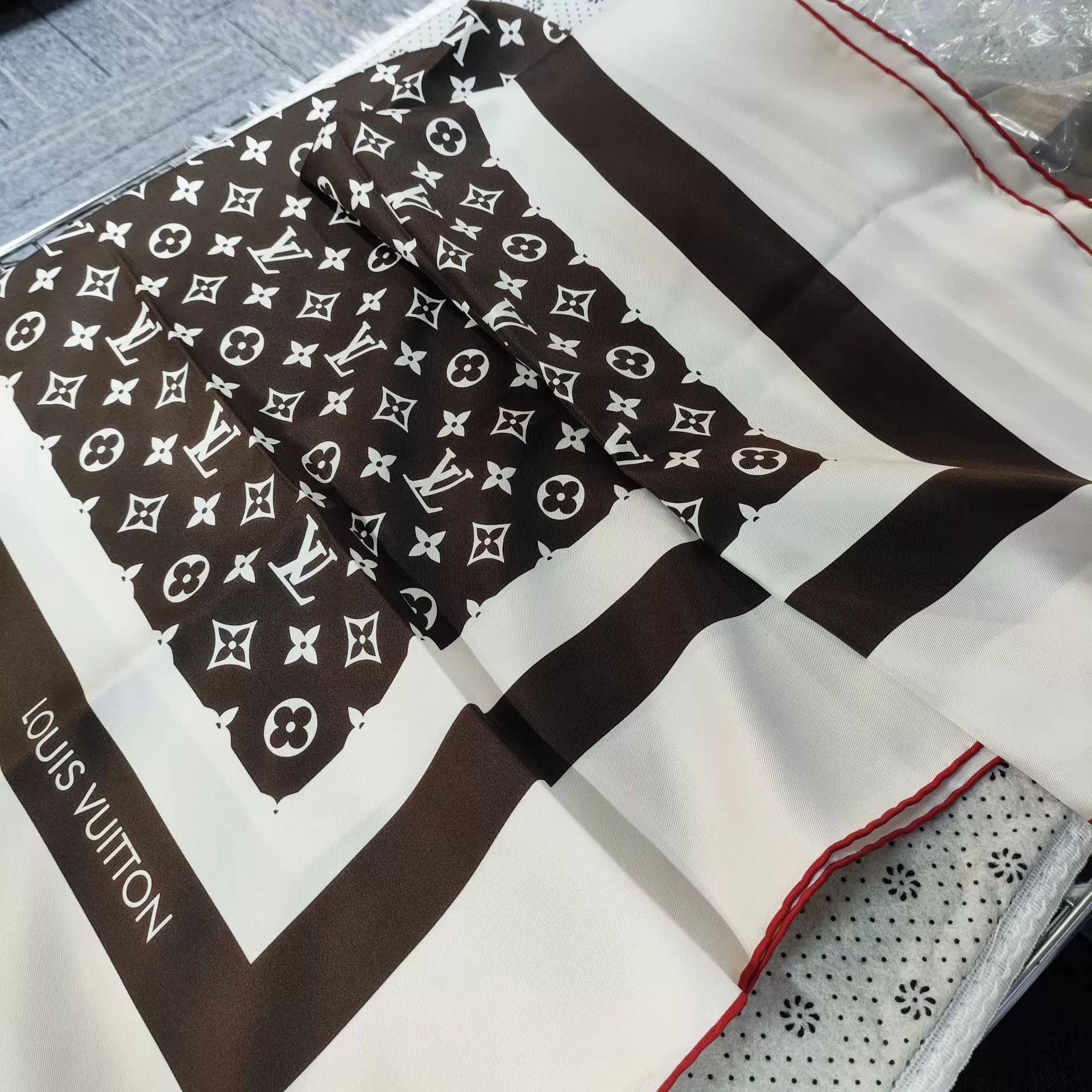 Louis Vuitton LV Full Print Scarf 90x90 Near New Size ONE SIZE - 2 Thumbnail