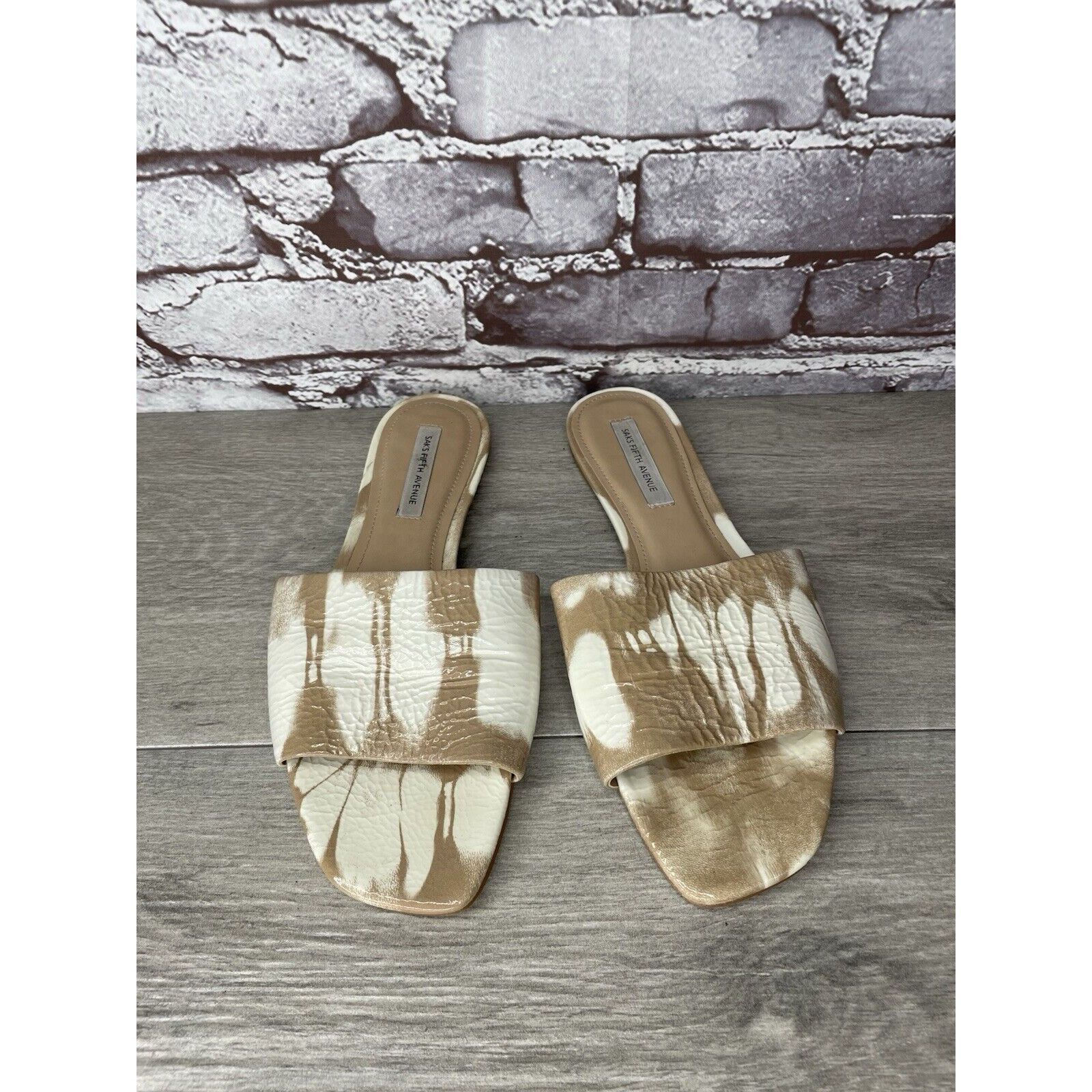 Saks Fifth Avenue Saks Fifth Avenue White Tan Patent Leather Slides Open Toe F Size US 9 / IT 39 - 4 Thumbnail