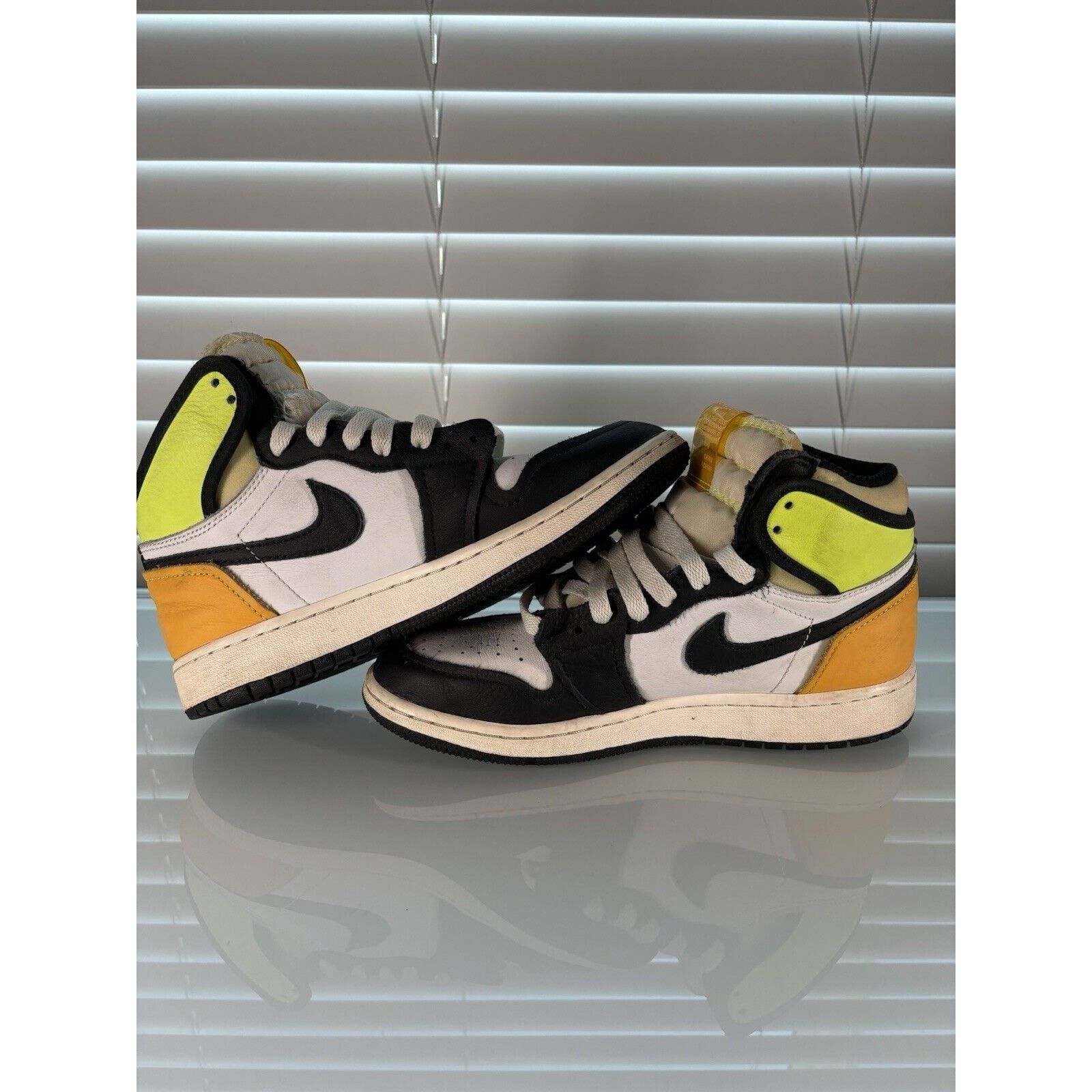 Nike Nike Air Jordan High Og Volt Gold Size US 5 / EU 37 - 3 Thumbnail