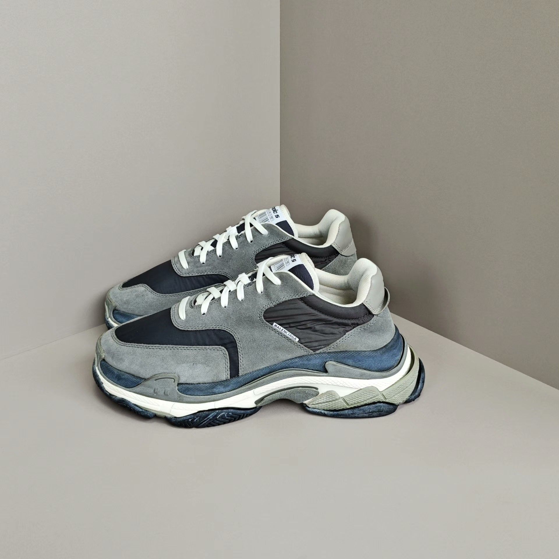 Balenciaga Balenciaga Lowtop Sneakers 11 Men Size US 11 / EU 44 - 1 Thumbnail