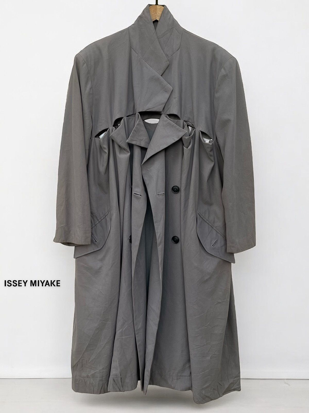 Issey Miyake 🔥A/W 1990'S ISSEY MIYAKE DOUBLE BREASTED CUT-OUT OVERCOAT Size US M / EU 48-50 / 2 - 1 Thumbnail
