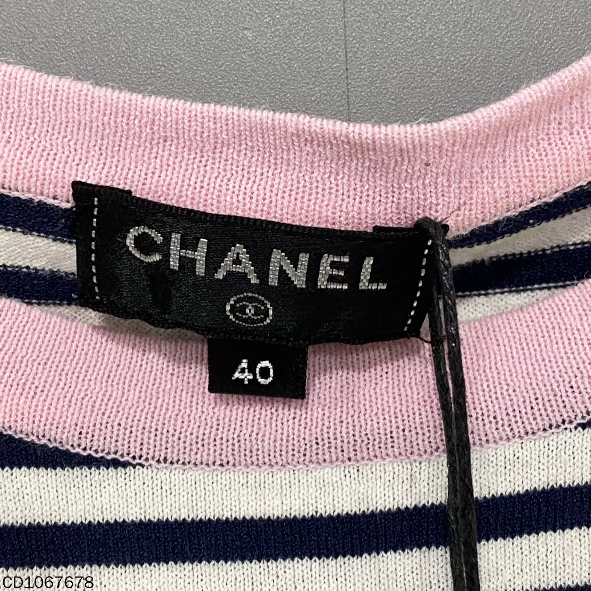 Chanel Chanel Logo Stripe Allover Print SS Tee 40 Size M / US 6-8 / IT 42-44 - 4 Thumbnail