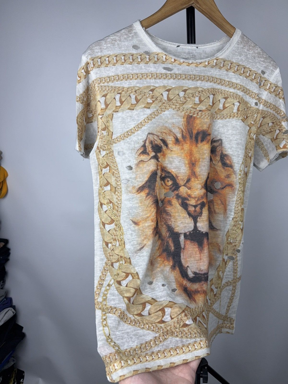 Japanese Brand Retro 00s Distressed Lion Chain Print T-Shirt Gold Baroque Size US M / EU 48-50 / 2 - 5 Thumbnail