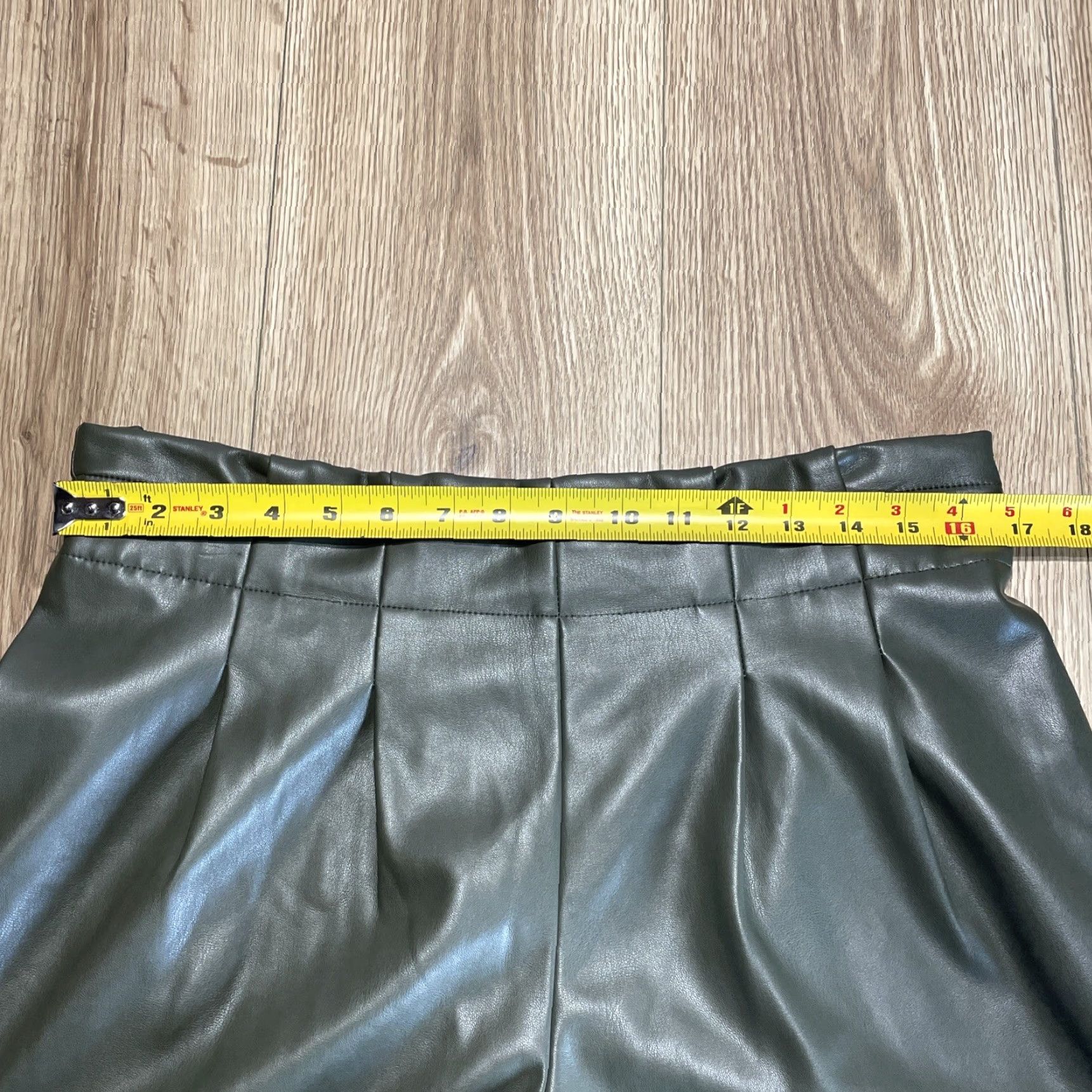 Vintage VINTAGE Versona Faux Leather Chino Shorts Women’s Elastic Waist Size Large Green Size 36" / US 14 / IT 50 - 4 Thumbnail