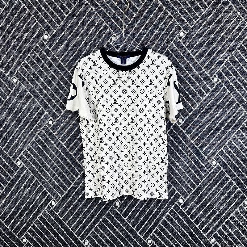 Louis Vuitton Louis Vuitton Monogram Chain T-Shirt Size XS Size XS / US 0-2 / IT 36-38 - 1 Thumbnail
