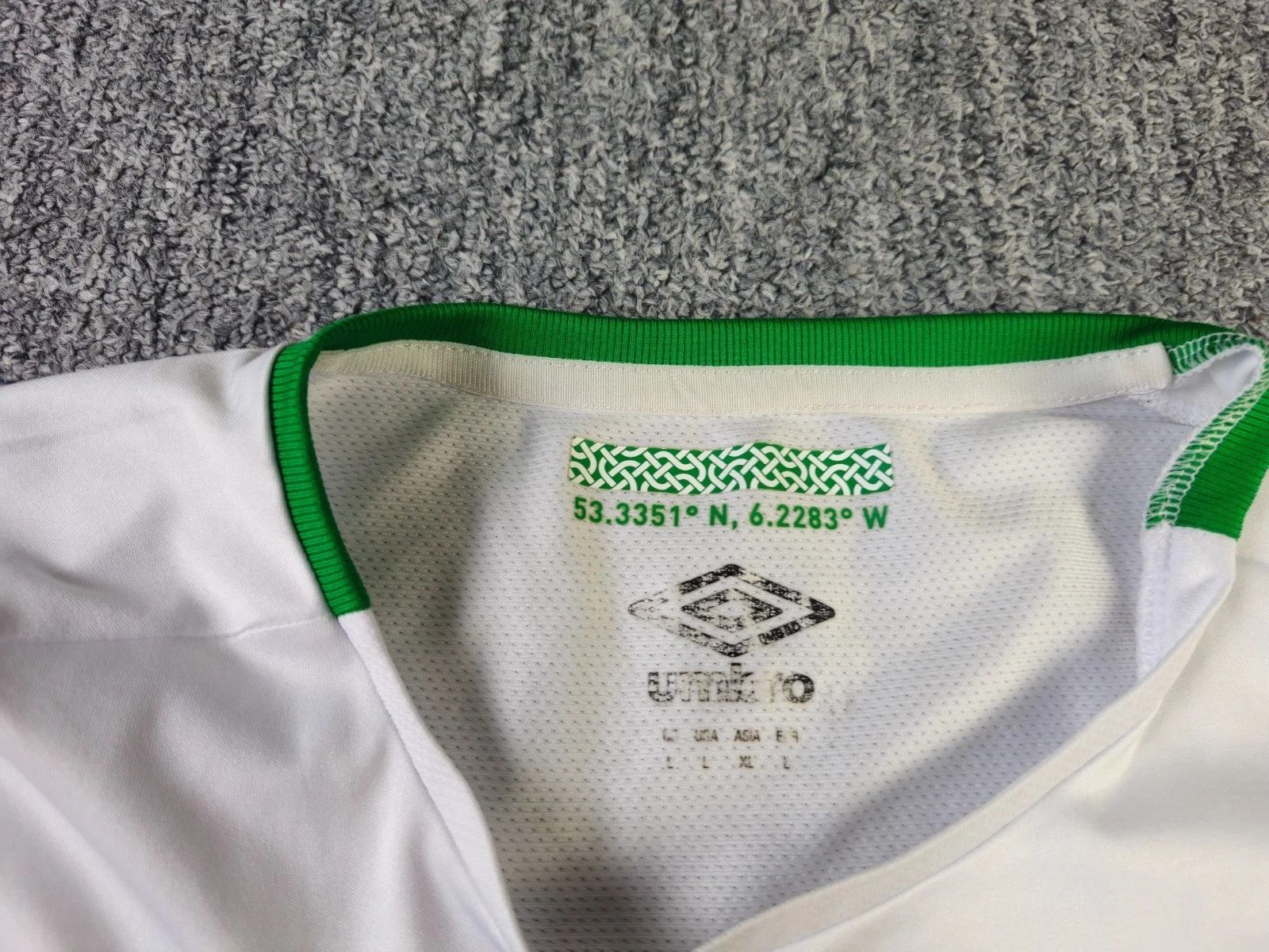 Umbro Umbro Ireland Away Jersey L 16-18 Football Kit FLAWED Size US L / EU 52-54 / 3 - 5 Thumbnail