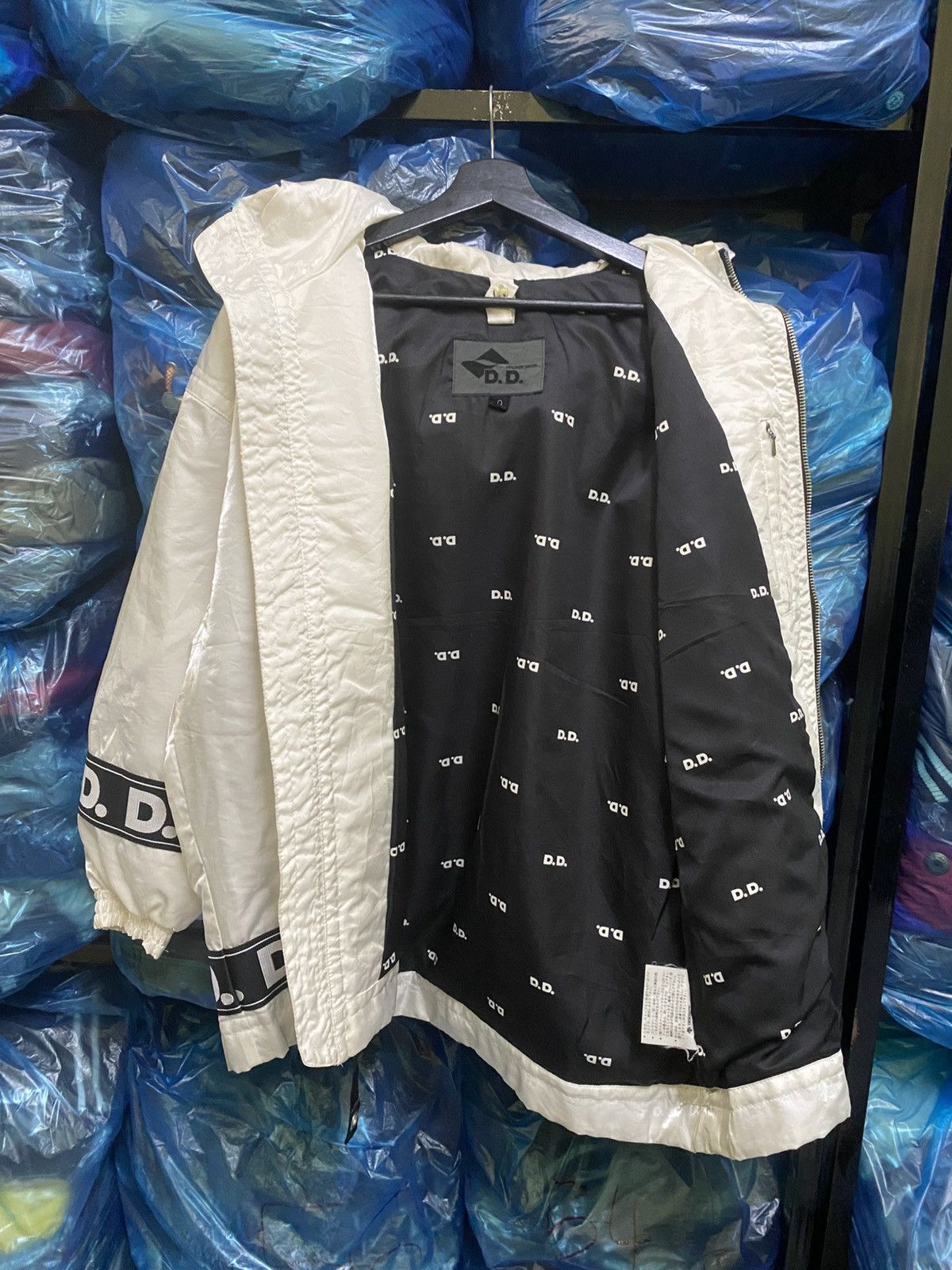 Descente Vintage Descente Decor D.D. Logo Tape Windbreaker White Size US L / EU 52-54 / 3 - 9 Thumbnail