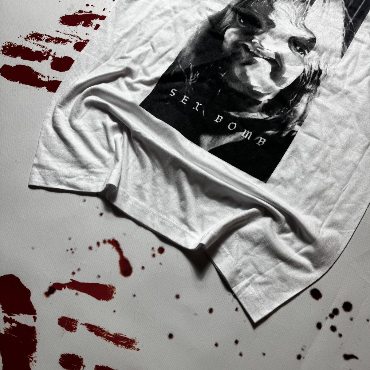 Undercover undercover type t shirt sex bomb erd raf simons type Size US L / EU 52-54 / 3 - 3 Thumbnail