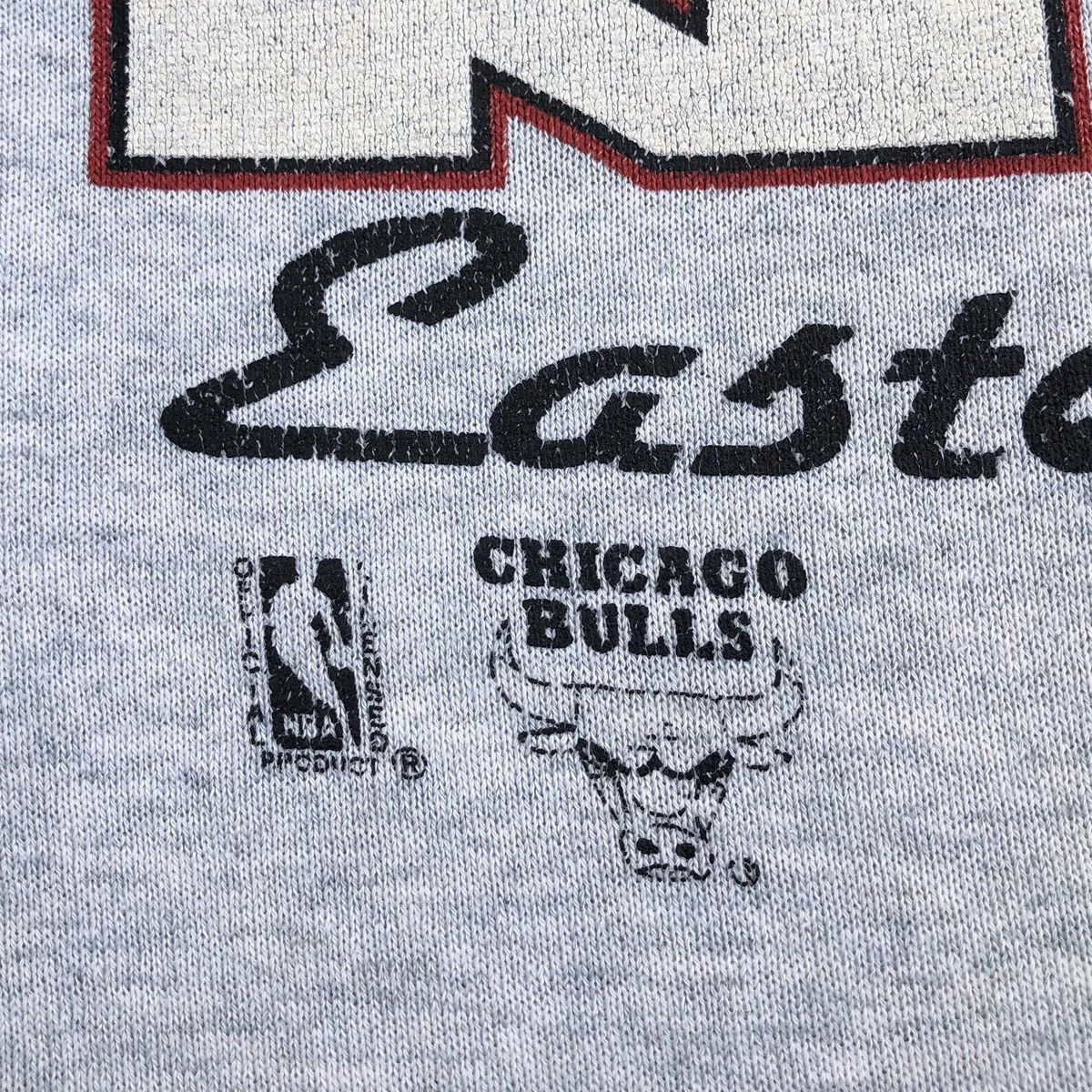 Vintage 👹Vintage 90s THRASHED Chicago Bulls NBA Champion Crewneck Size US L / EU 52-54 / 3 - 12 Thumbnail