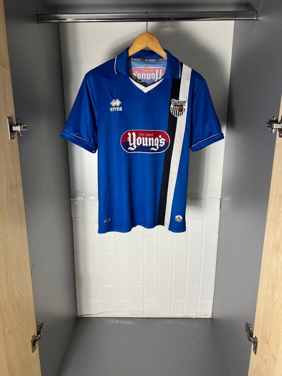 Vintage VERY RARE ERREA FC GRIMSBY TOWN ENGLAND RETRO SOCCER JERSEY Size US M / EU 48-50 / 2 - 3 Thumbnail