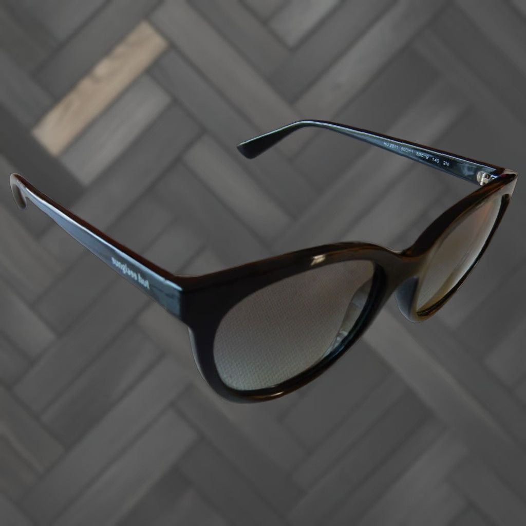 Vintage VINTAGE Sunglasses Hut Women's Sunglasses Black Small Scratches 2011 Size ONE SIZE - 1 Thumbnail