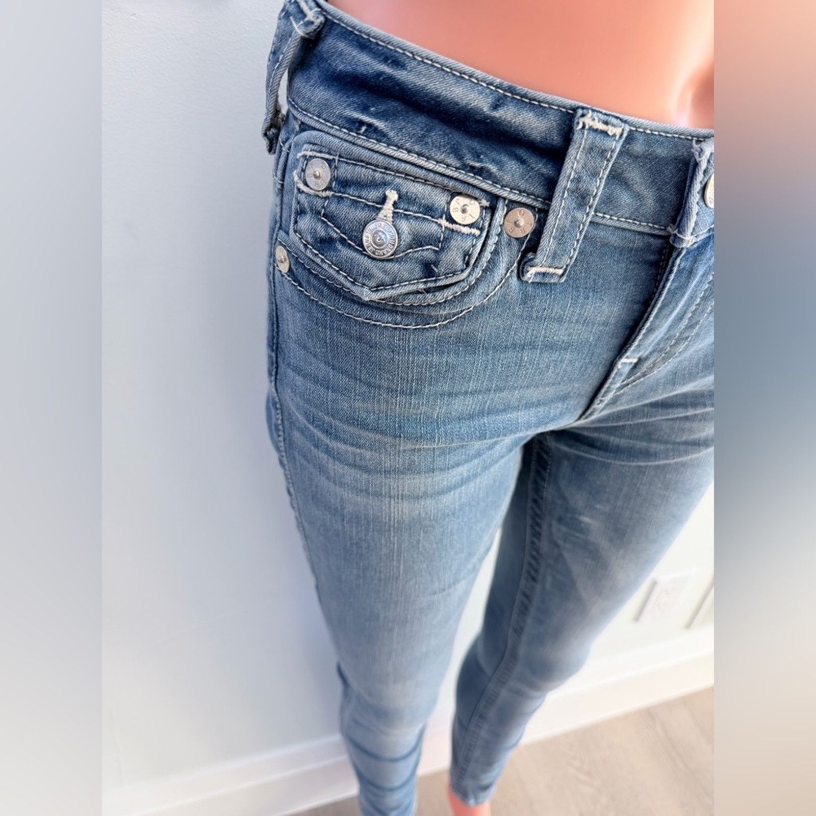 True Religion True Religion Halle Super T in a Medium Wash Jeans size 25 Size 25" / US 0 / IT 36 - 6 Thumbnail