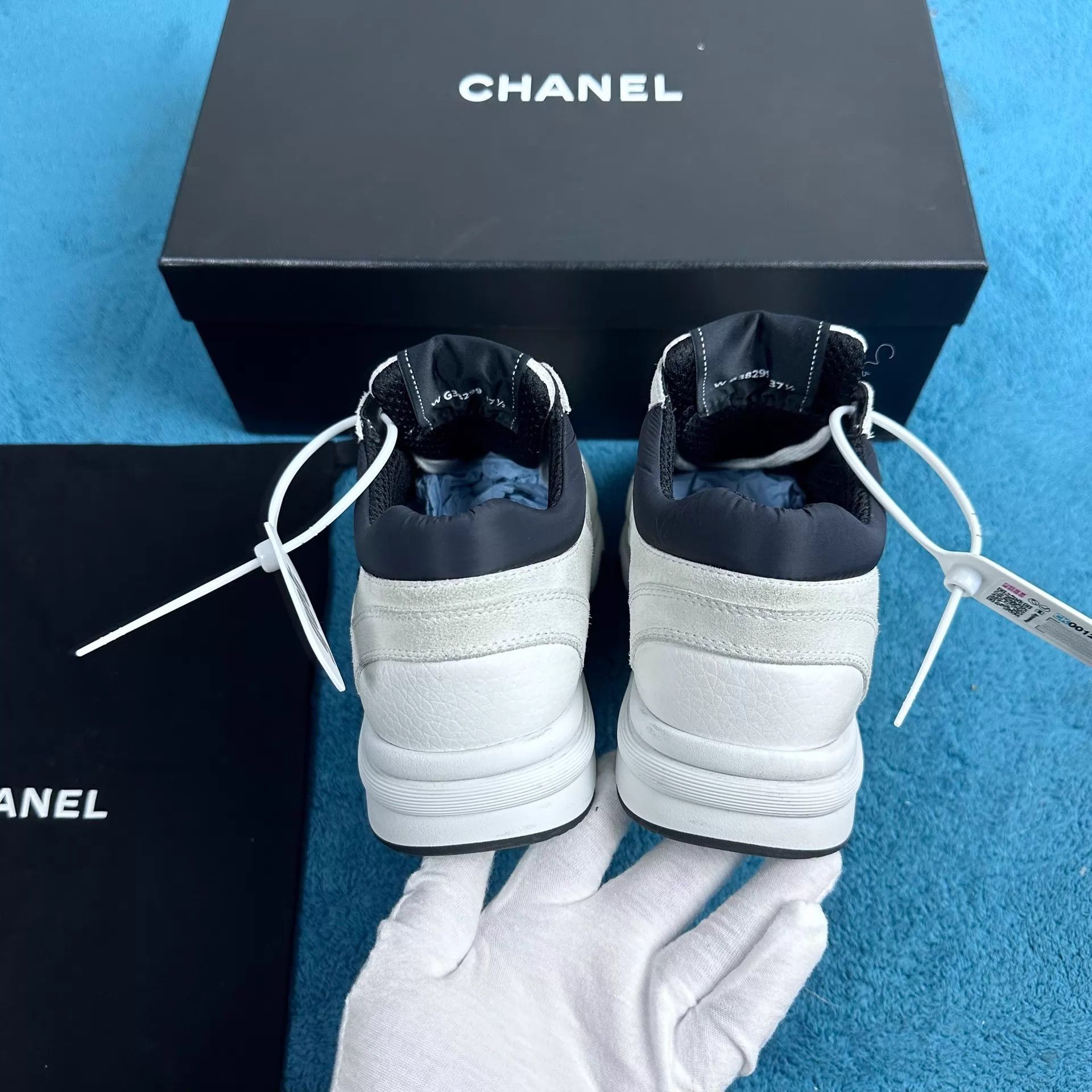 Chanel Chanel Ivory Black Sneakers 37.5 Mint Size US 7 / IT 37 - 4 Thumbnail