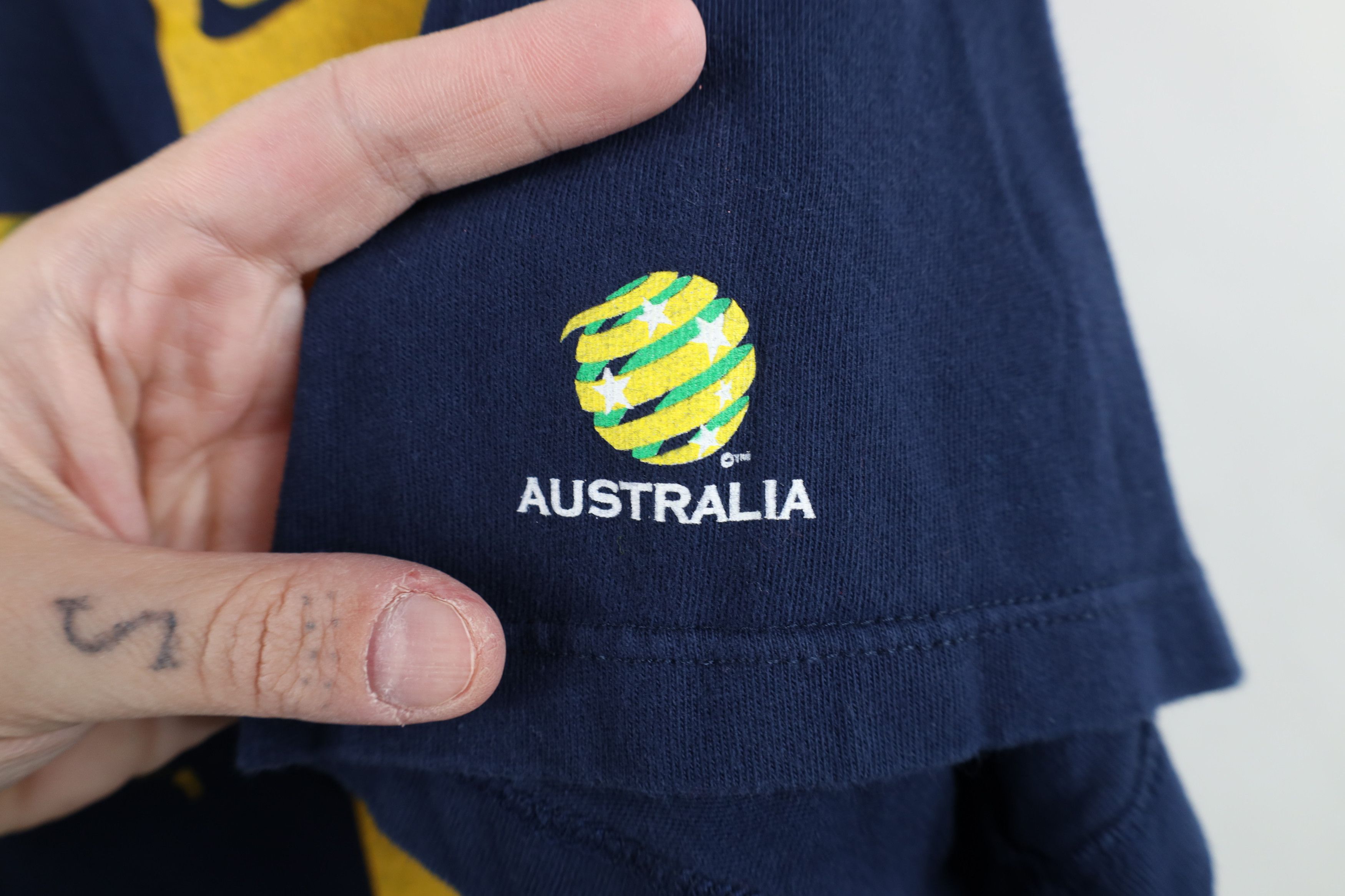 Nike Vintage Nike Swoosh Australia National Team Soccer T-Shirt Size US L / EU 52-54 / 3 - 4 Thumbnail