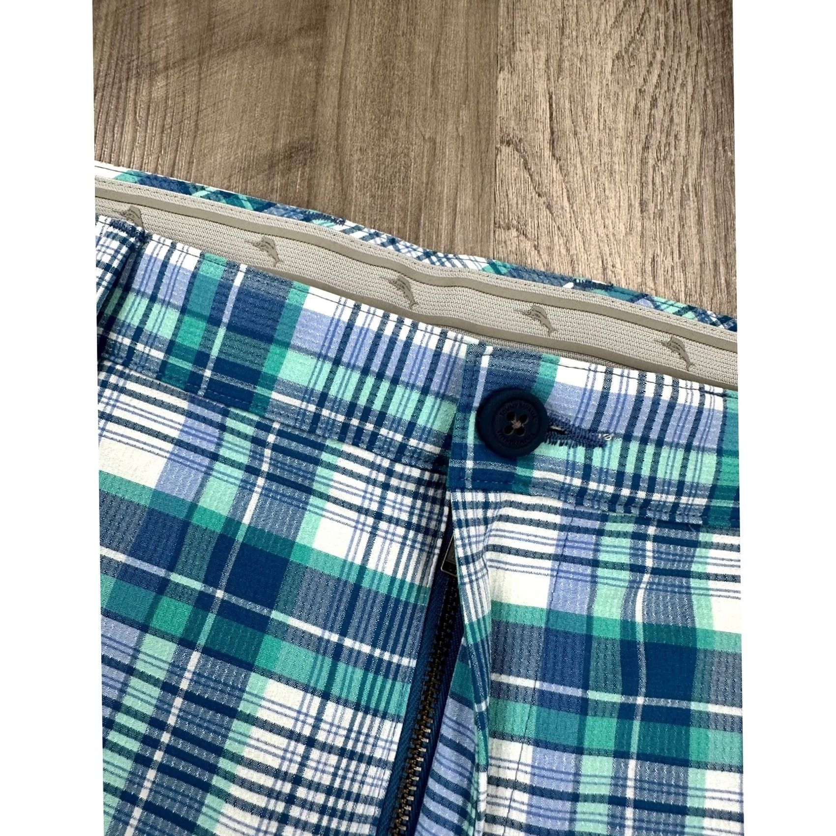 Tommy Bahama Tommy Bahama Chip Shot Clubhouse Plaid 9 Short 40x9 Men's Green XS? Not needed; provide final. Size US 40 / EU 56 - 7 Thumbnail