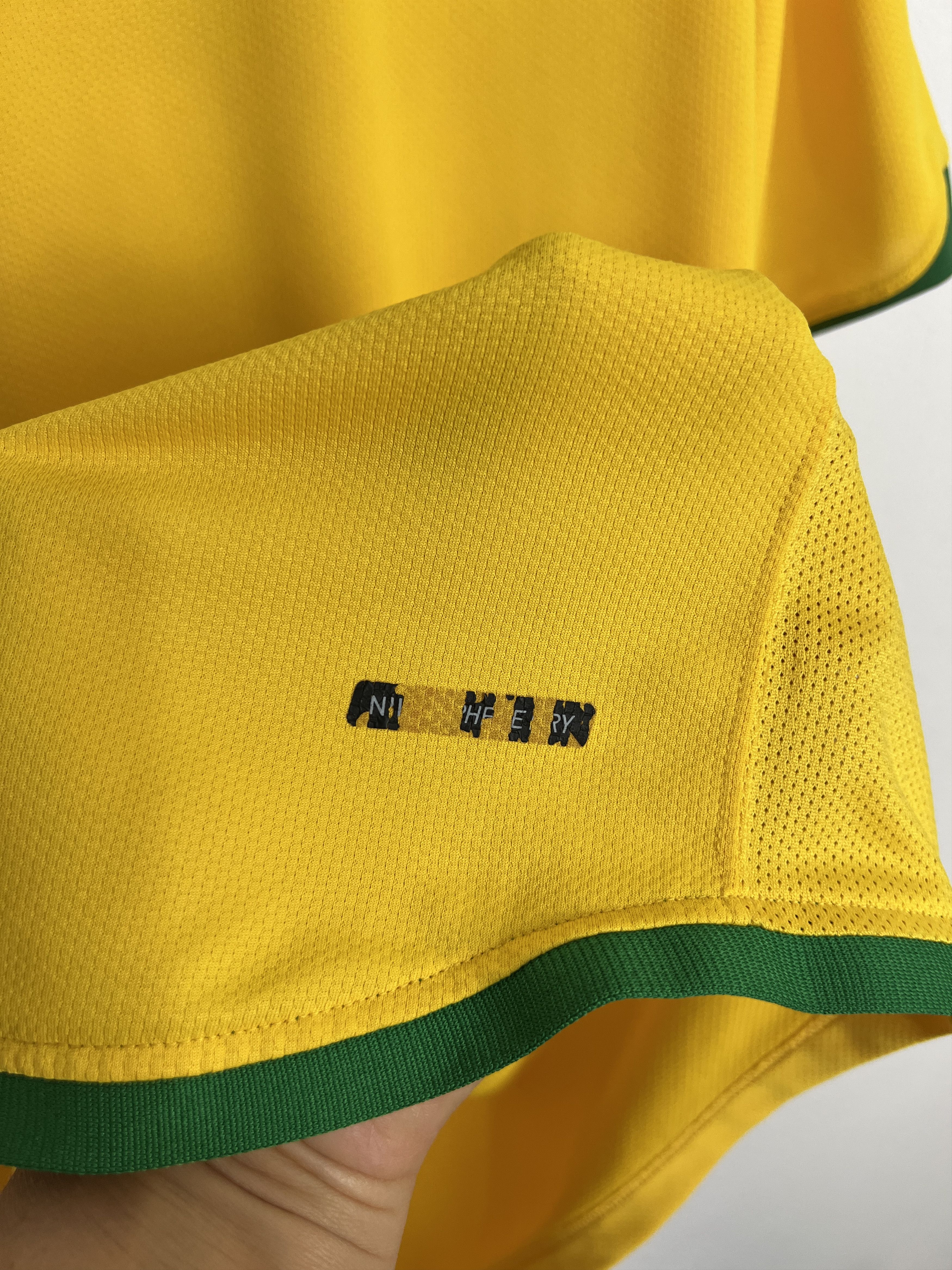 Nike Brazil Home football shirt 2006 Soccer Nike Jersey Trikot Size US XL / EU 56 / 4 - 11 Thumbnail