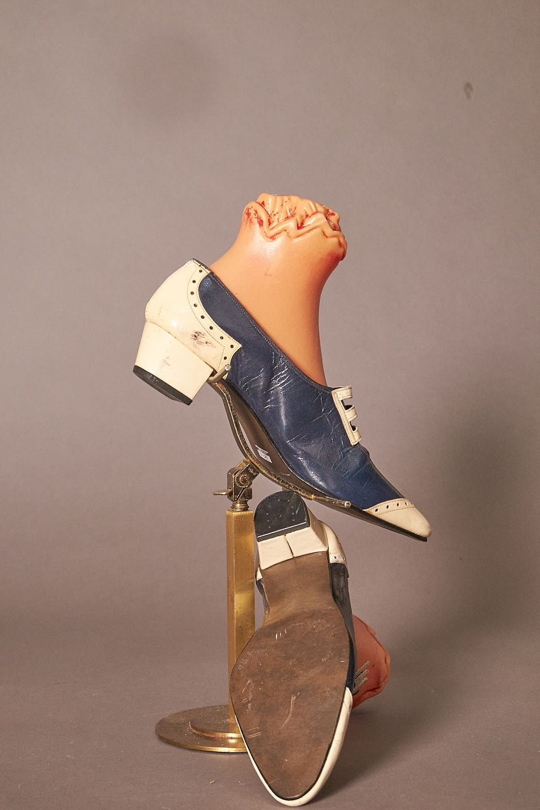 Vintage 1960s Navy and White Oxford Wingtip Saddle Shoes Heels Size US 10 / IT 40 - 5 Thumbnail