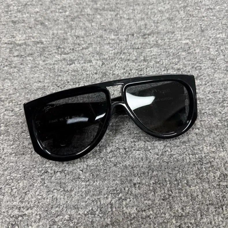Louis Vuitton Louis Vuitton LV SELBY Sunglasses. Size ONE SIZE - 2 Thumbnail