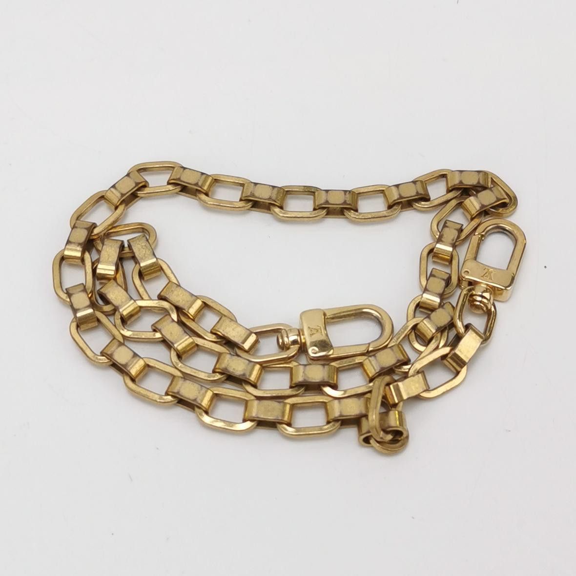 Louis Vuitton Louis Vuitton (LV) Sarah patent leather solid color embosse Size ONE SIZE - 9 Thumbnail