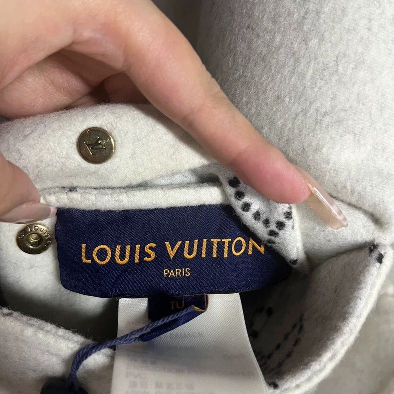 Louis Vuitton Louis Vuitton size os Cream Logo Reversible Lace Up Hooded Size US M / EU 48-50 / 2 - 3 Thumbnail