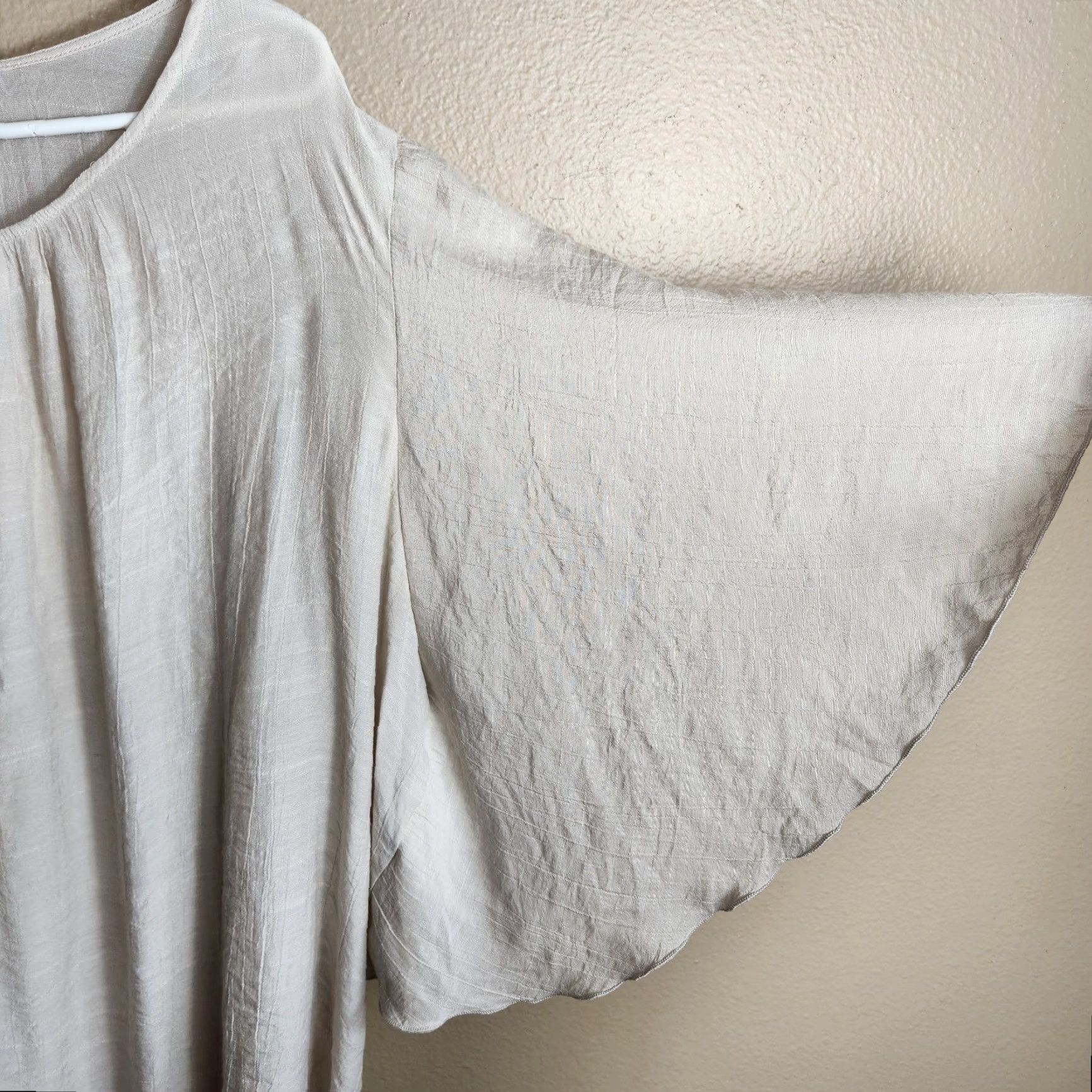 Vintage CJ Banks Womens Blouse |3X| Beige Textured Short Sleeve Batwing Flutter Sleeve Round Neck Pullover Casual Travel Business Size XXL / US 16-18 / IT 52-54 - 3 Thumbnail