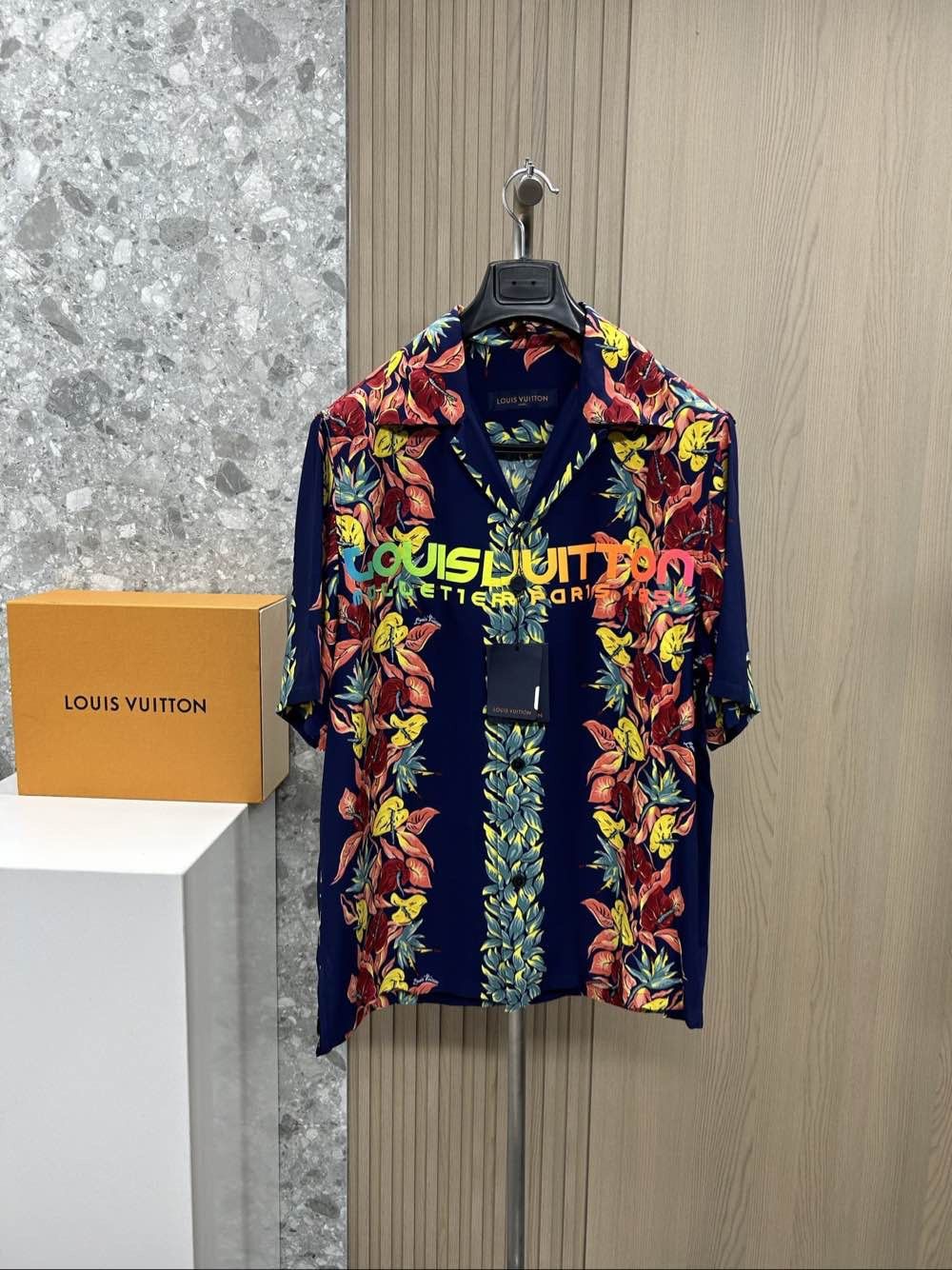 Louis Vuitton Louis Vuitton Floral Short Sleeve Shirt L Size US L / EU 52-54 / 3 - 1 Thumbnail