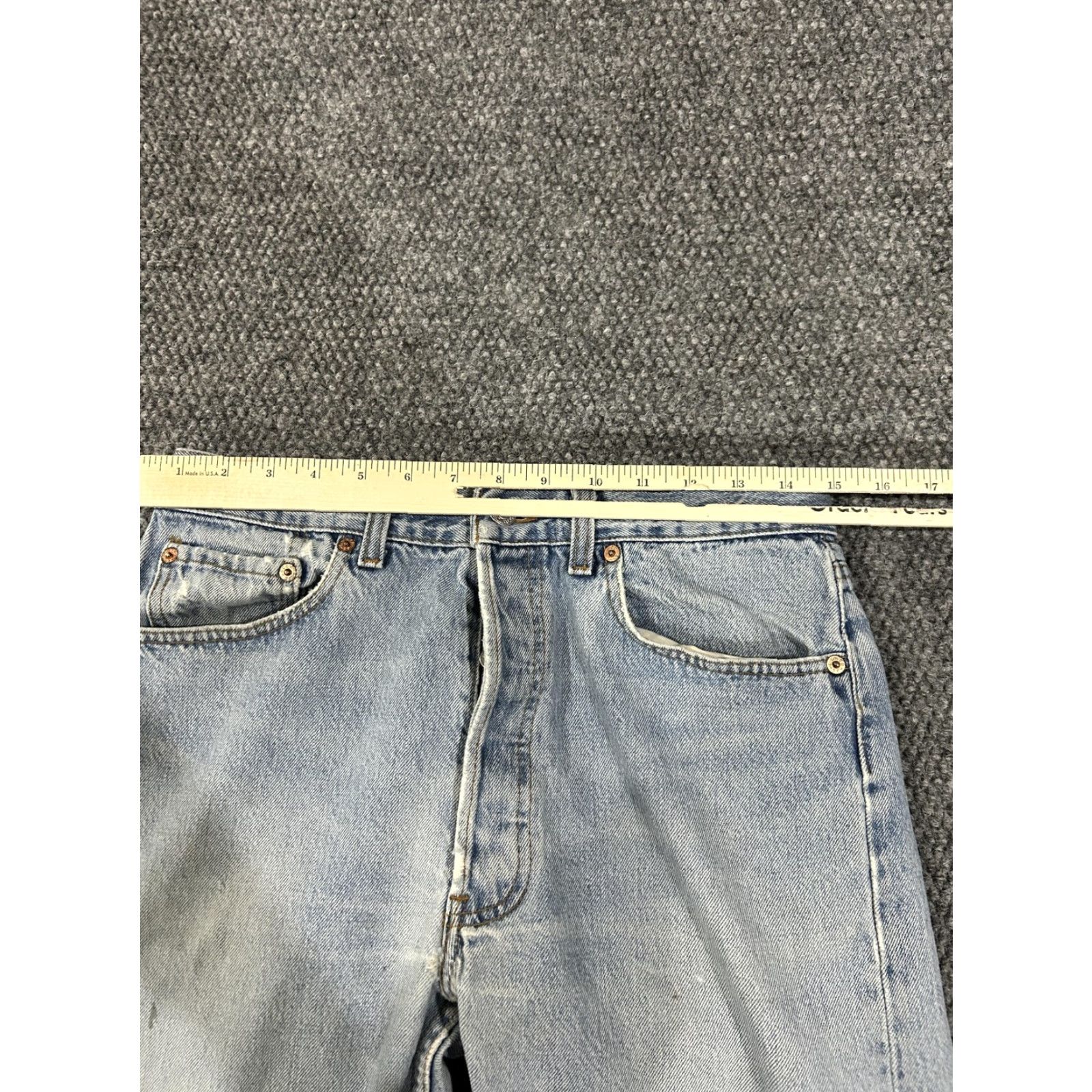 Levi's VINTAGE Levi's 501 Jeans Mens 33x31 Blue Wash Button Fly Made USA 90s Distressed Size US 33 - 6 Thumbnail