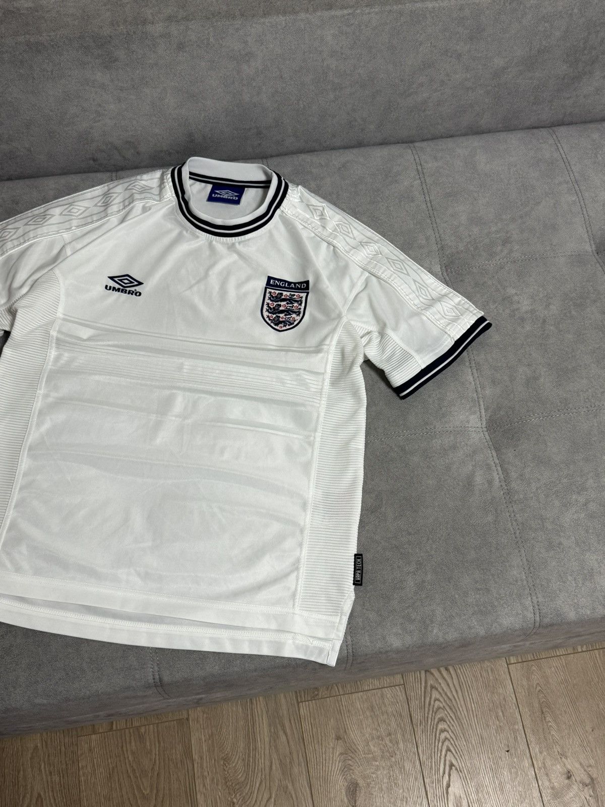 Umbro Vintage Umbro England 00/01 Y2K soccer jersey retro t-shirt Size US M / EU 48-50 / 2 - 5 Thumbnail