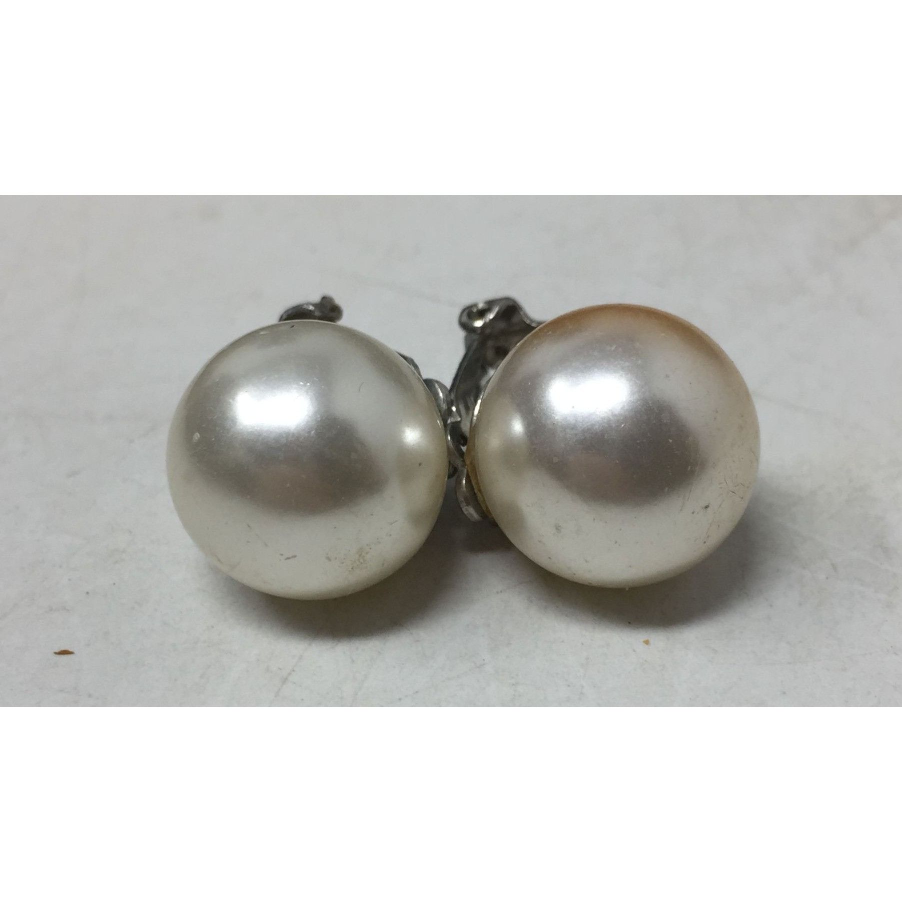 Other Women's Faux White and Silver tone Shiny Pearl Clip on Earri Size ONE SIZE - 4 Thumbnail