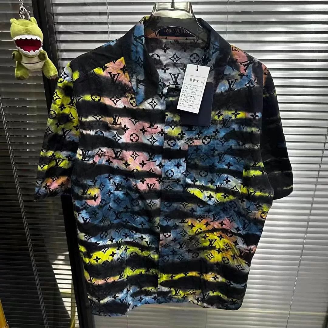 Louis Vuitton Louis Vuitton Tie-Dye Gradient Print Short-Sleeve Shirt Size US S / EU 44-46 / 1 - 1 Thumbnail