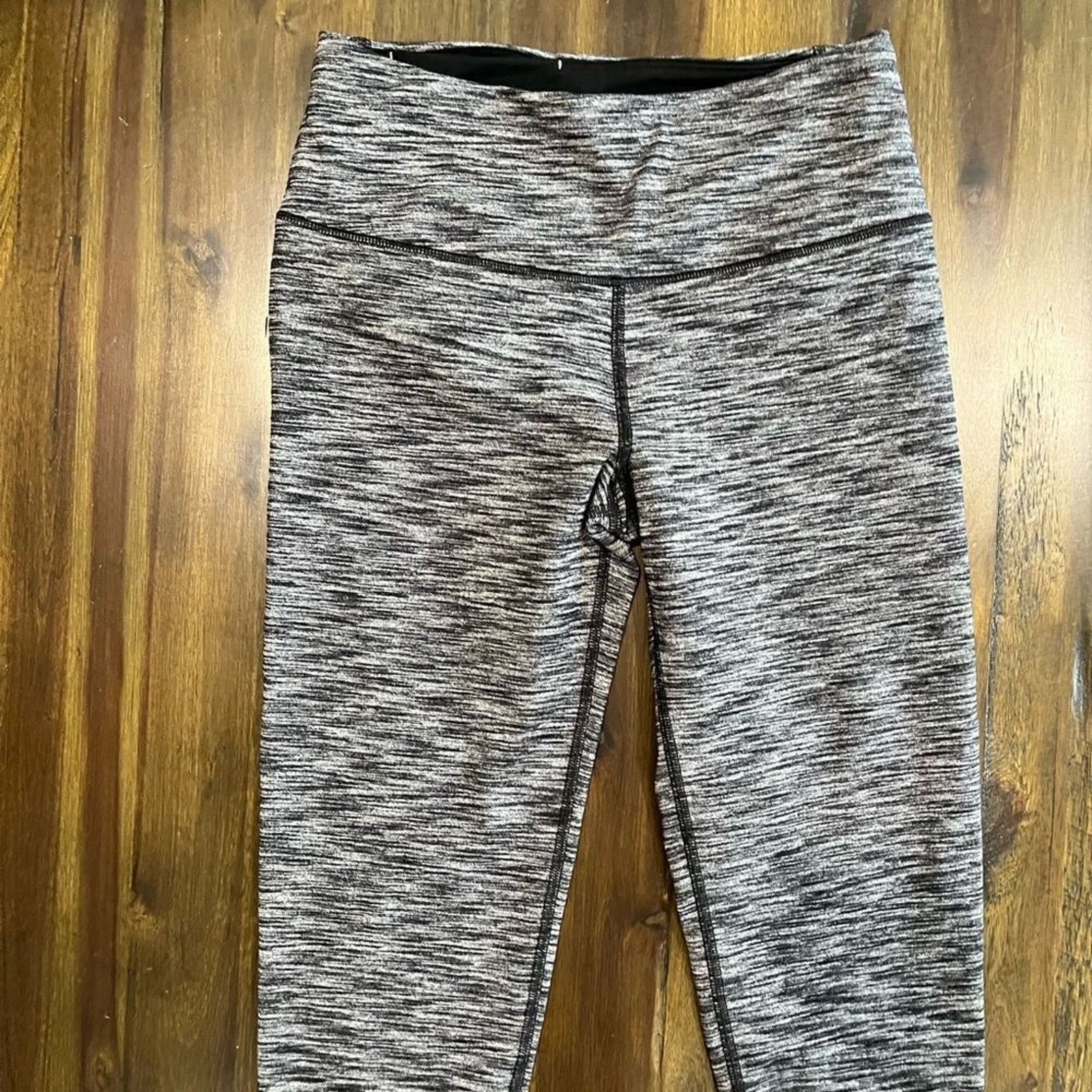Victoria's Secret NWOT Victoria's Secret Athletic Capri Length Leggings - SM Size 26" / US 2 / IT 38 - 7 Thumbnail