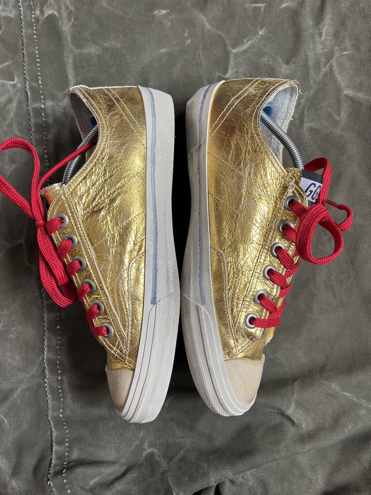 Golden Goose × Vintage GGDB Golden Goose Deluxe Brand V-star 2 Gold Low Sneakers Size US 7 / EU 40 - 4 Thumbnail