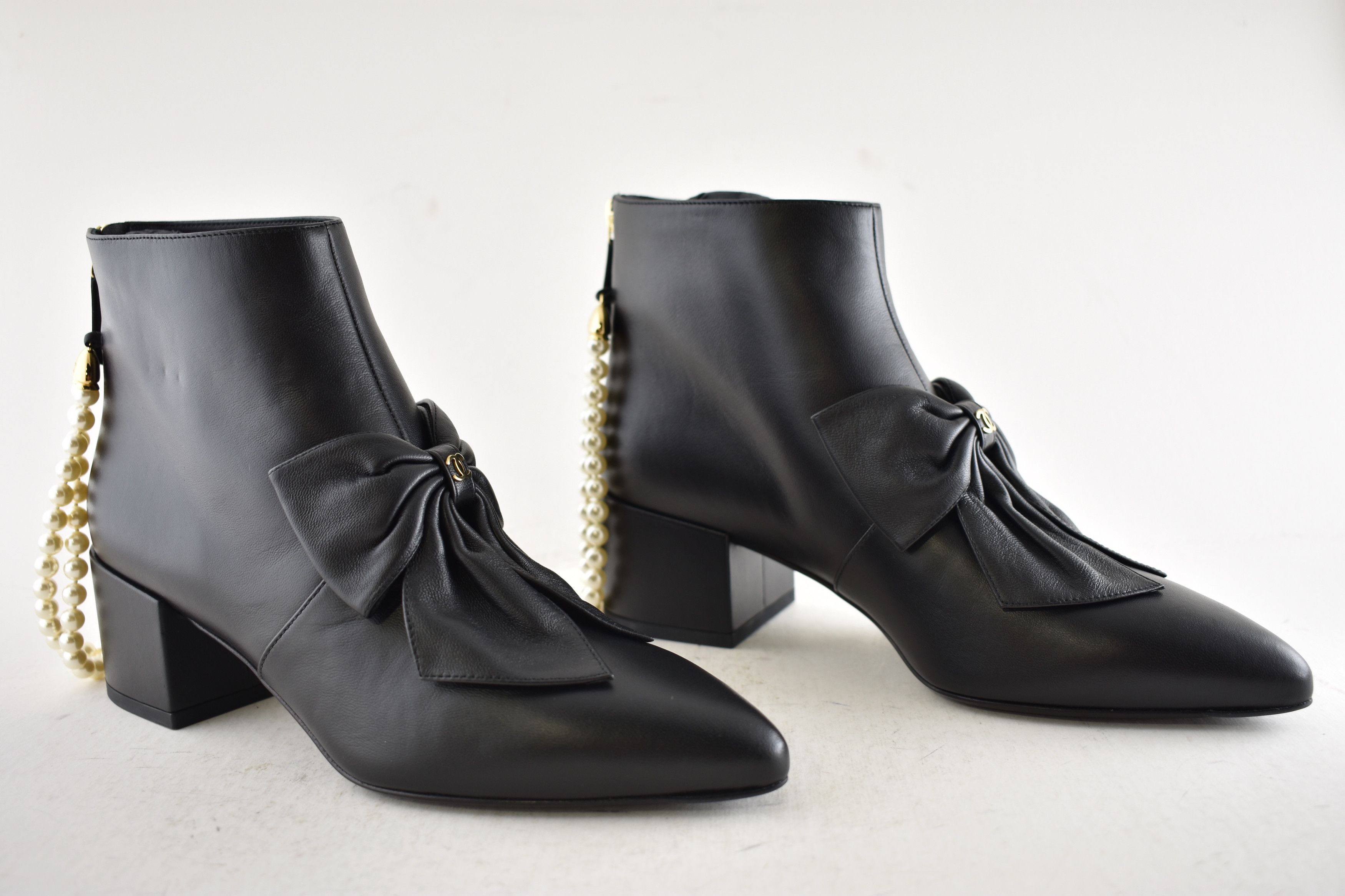 Chanel Chanel 24A Pearl CC Bow Pointed Short Ankle Heel Boots 38 Size US 8 / IT 38 - 4 Thumbnail
