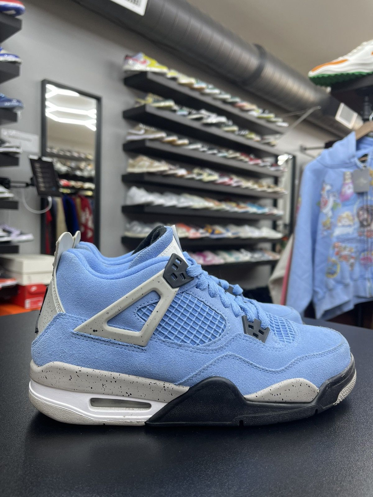 Jordan Brand Size 6.5y - Jordan 4 University Blue Gently Used Size US 6.5 / EU 39-40 - 3 Thumbnail