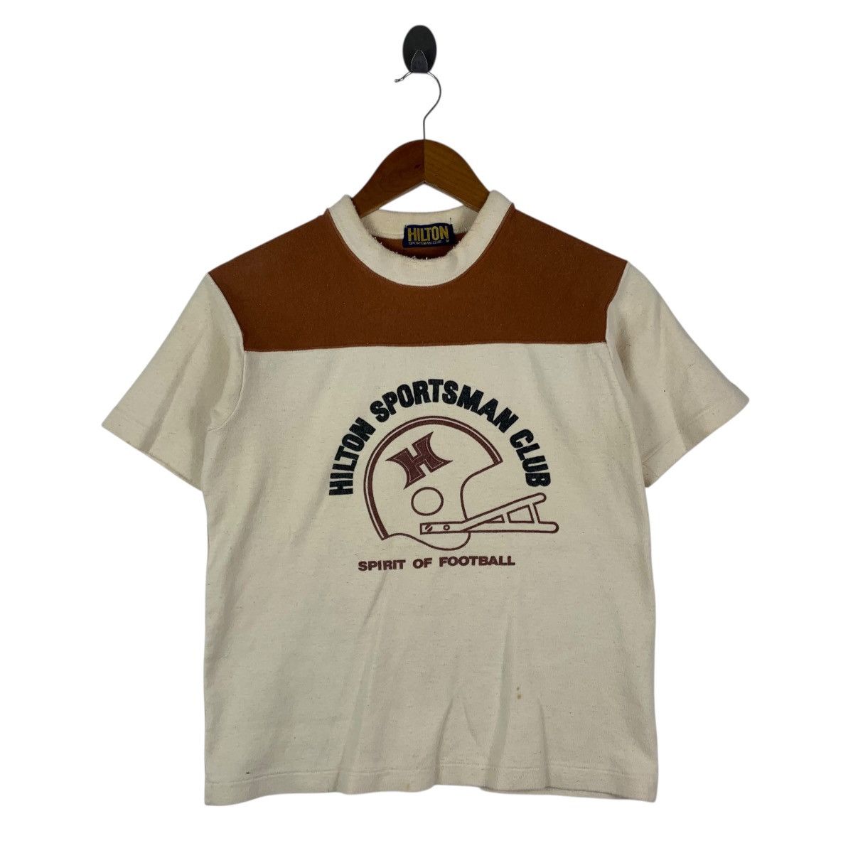 Vintage Vintage HILTON SPORTSMAN CLUB Spirit Of Football Usa TShirt Size US M / EU 48-50 / 2 - 1 Thumbnail