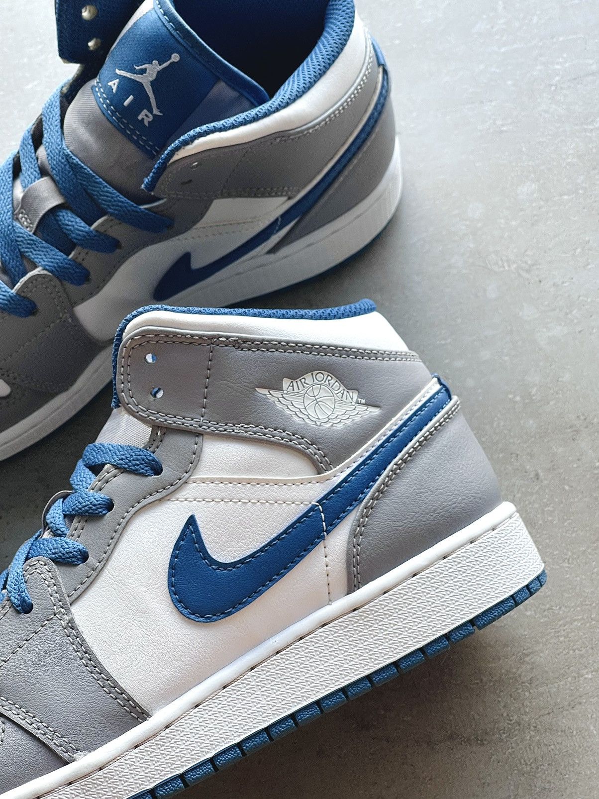 Jordan Brand Nike Air Jordan 1 Mid True Blue Grey Cement GS 38 / 24cm Size US 6 / IT 36 - 5 Thumbnail
