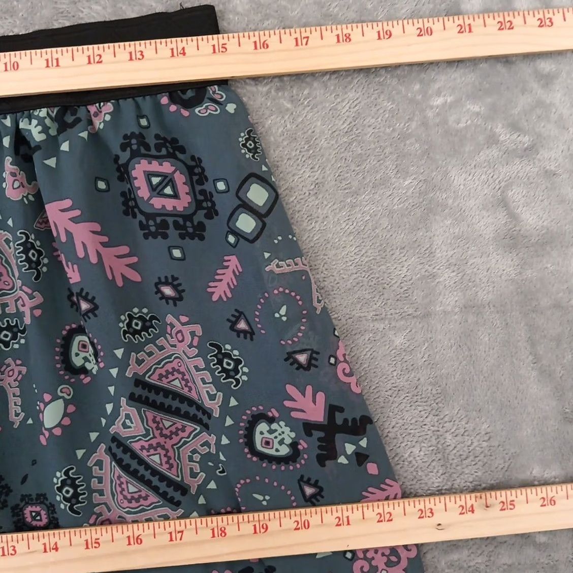 Vintage LuLaRoe Skirt Medium Gray Geometric Midi Pull On Lined Women Knee Length Elastic Waist Casual Pattern Geometric Size 32" / US 10 / IT 46 - 3 Thumbnail