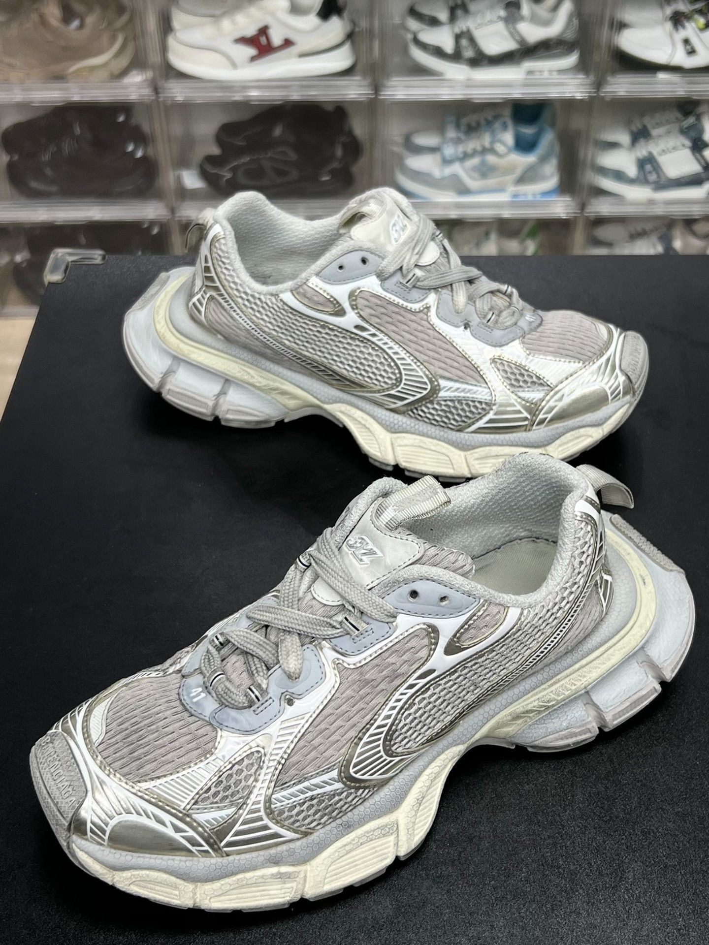 Balenciaga Balenciaga White Lowtop Sneakers 8 Men Size US 8 / EU 41 - 1 Thumbnail