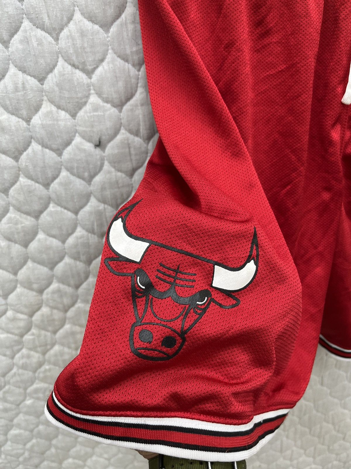 Nike 🔥🔥🔥STEALS VTG NIKE NBA CHICAGO BULLS SHORTS Size US 36 / EU 52 - 6 Thumbnail